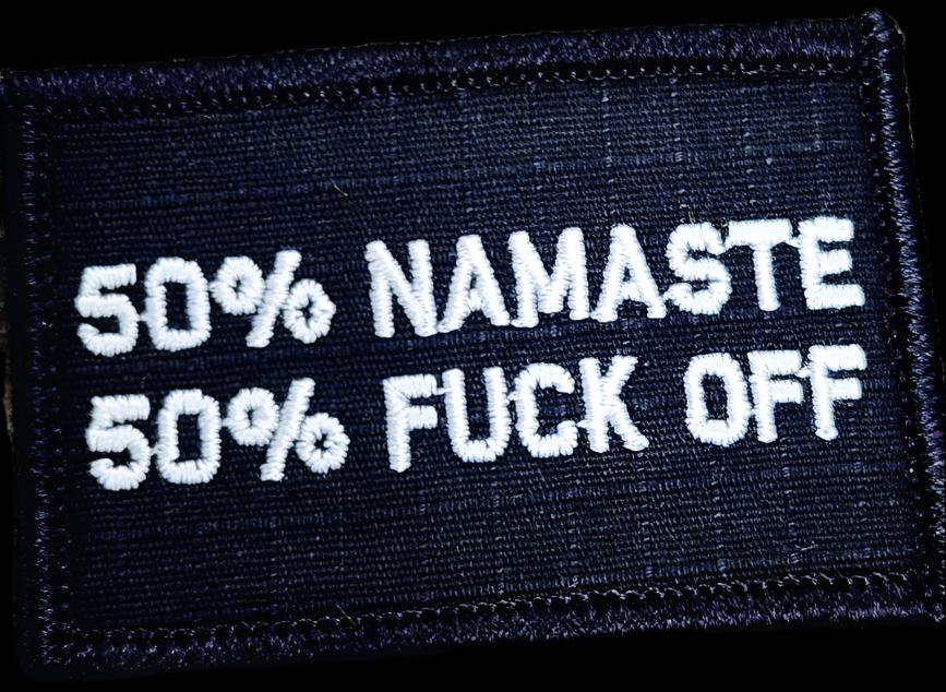 Como se vio en las redes sociales: 50 % Namaste, 50 % Fuck Off (Parche 2x3), negro y plateado