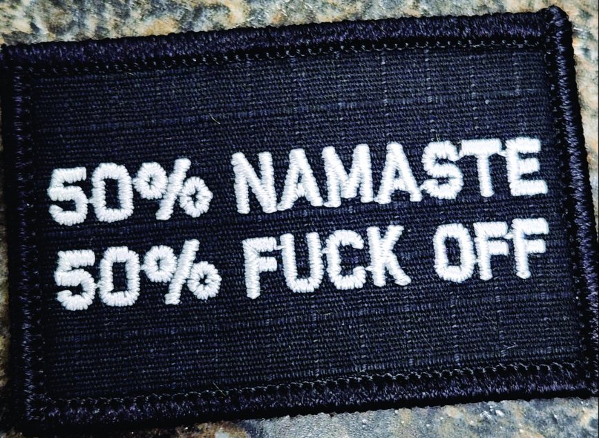 Como se vio en las redes sociales: 50 % Namaste, 50 % Fuck Off (Parche 2x3), negro y plateado