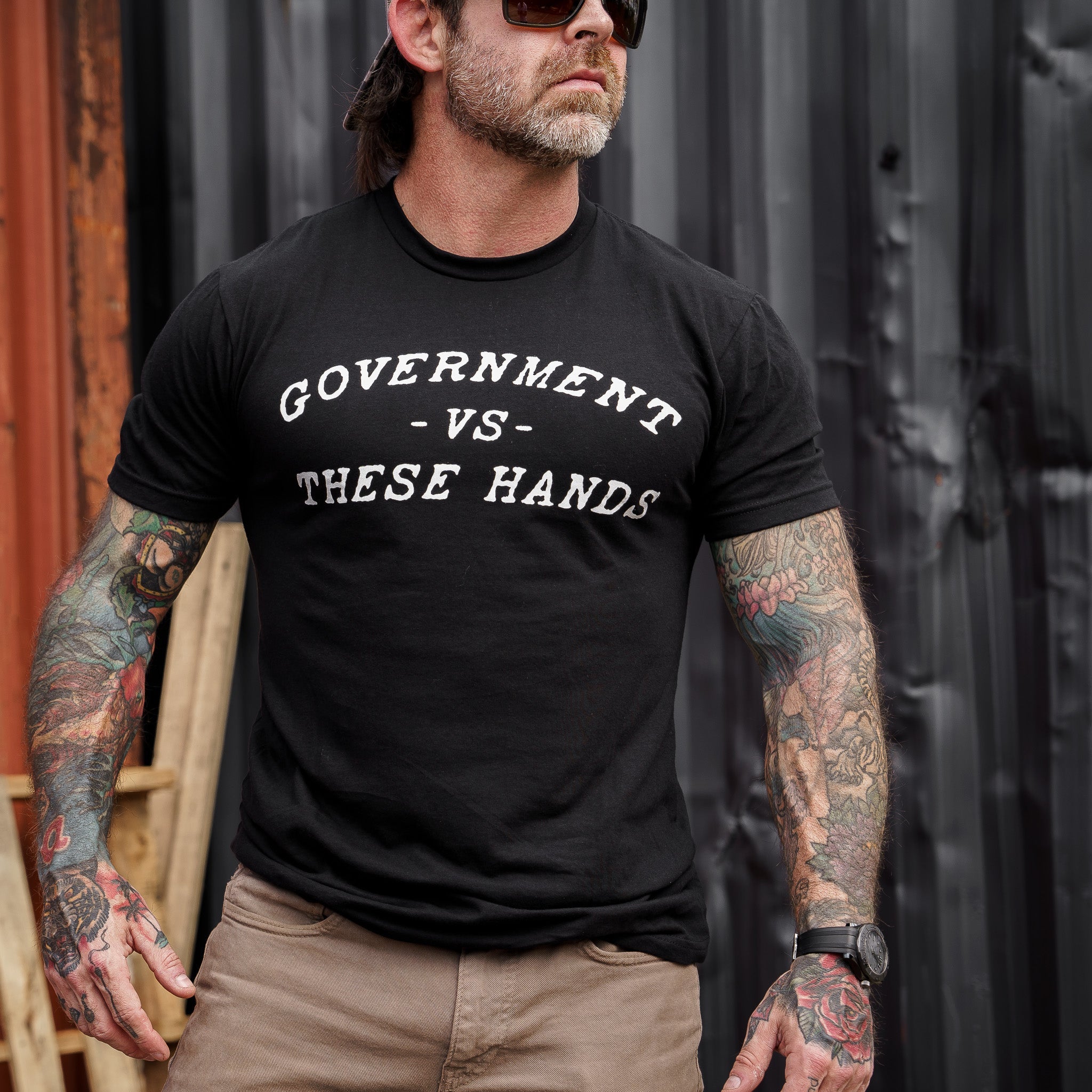 Government -vs- These Hands Herren T-Shirt