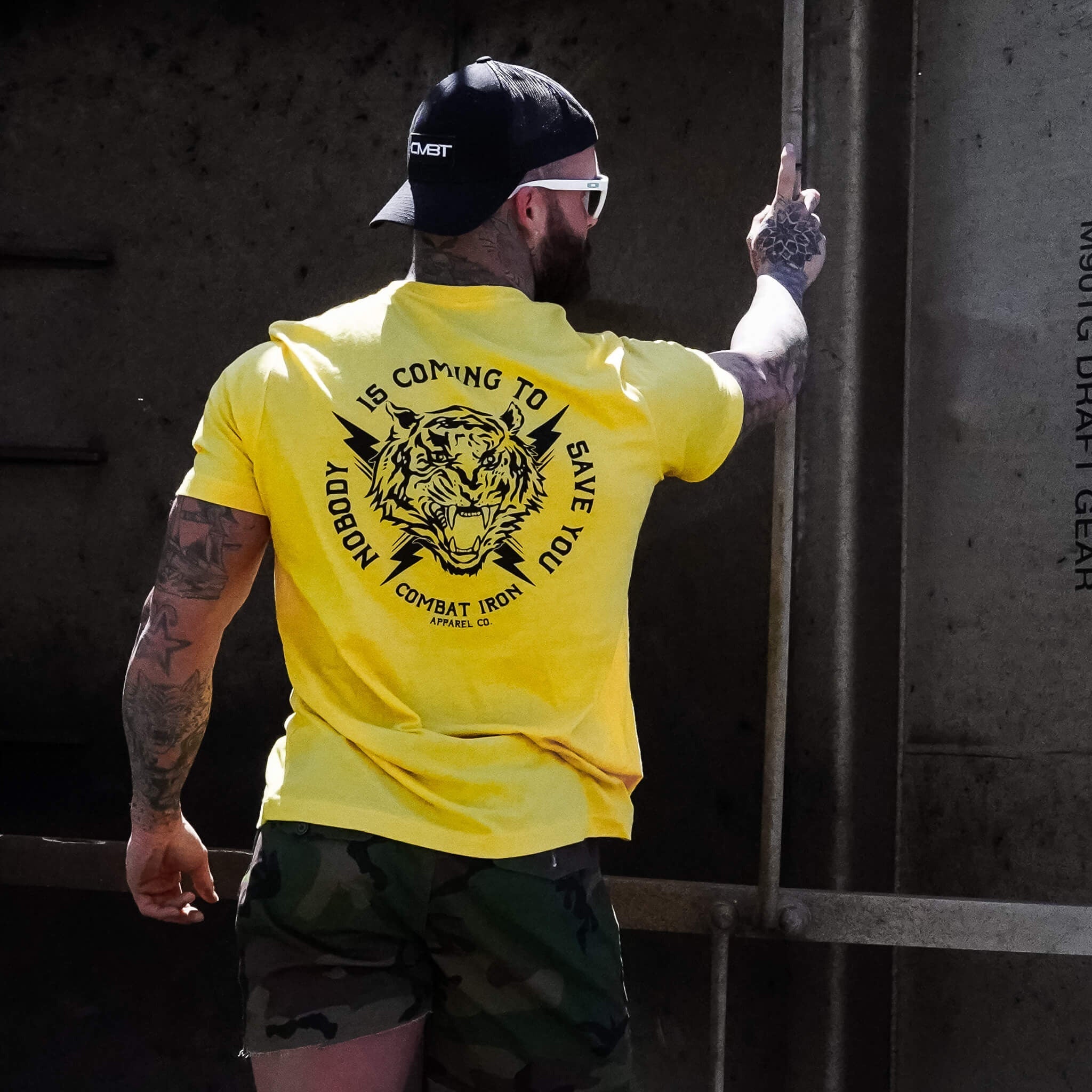 Herren-T-Shirt "Niemand kommt, um dich zu retten"