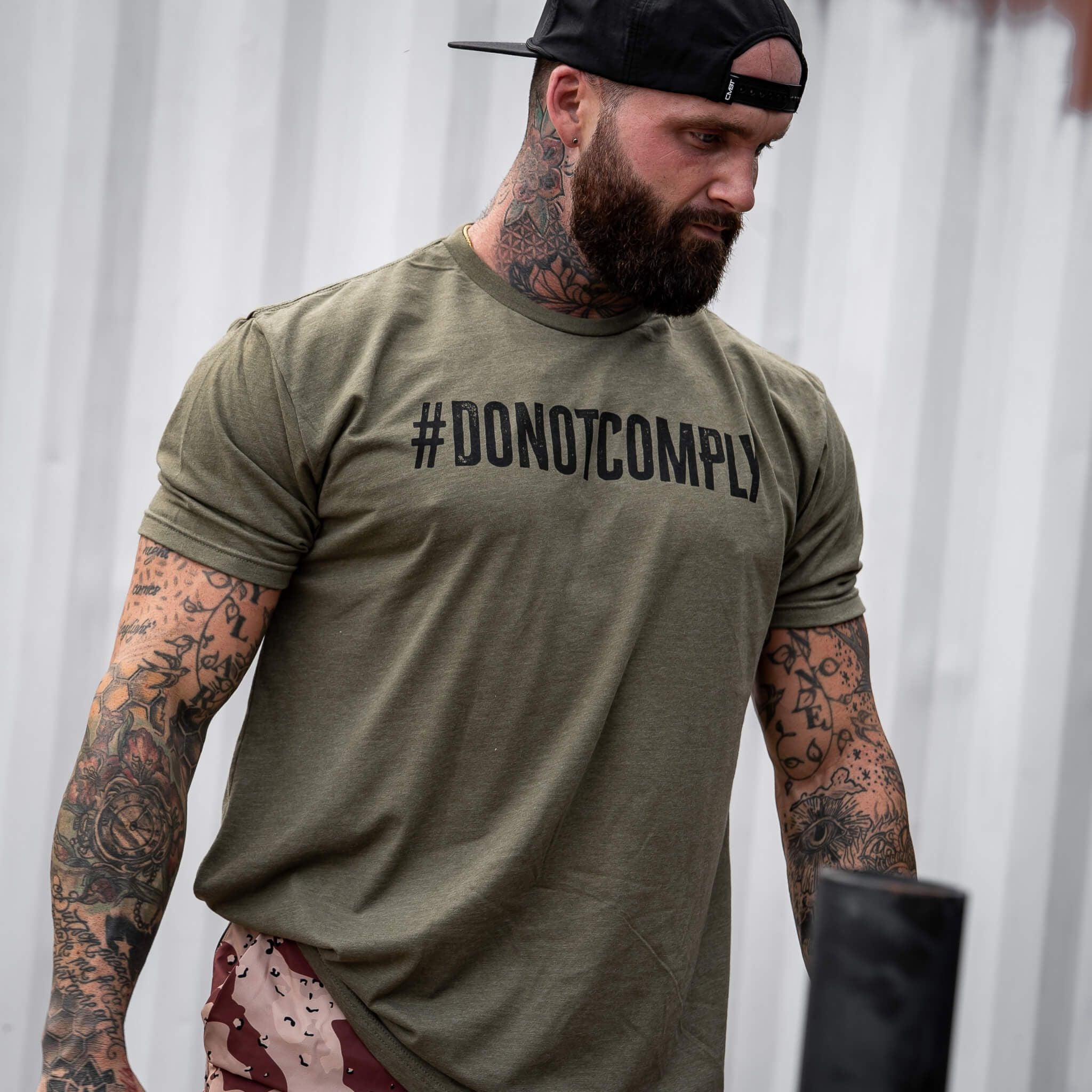 Herren-T-Shirt "Do Not Comply"