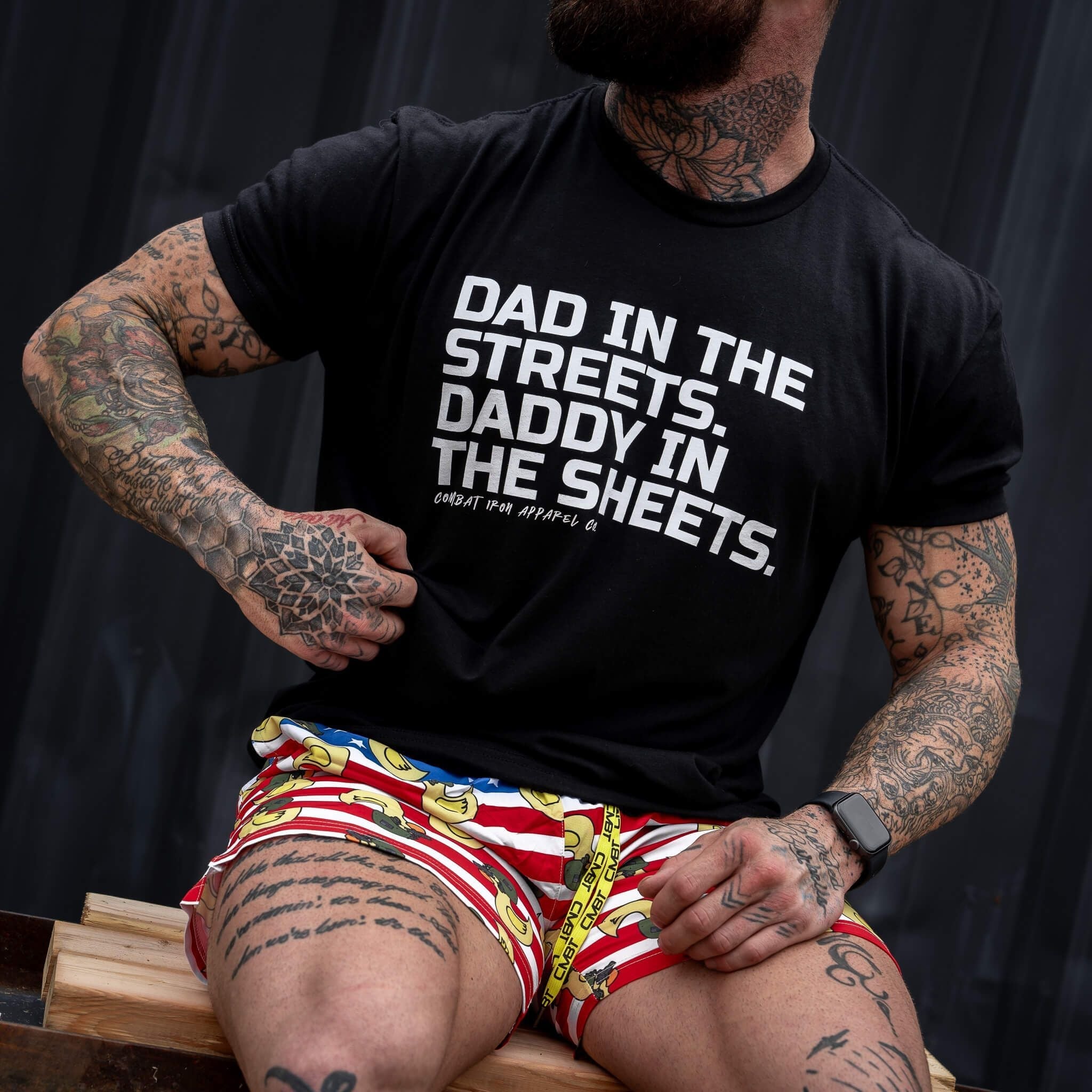 Vater auf der Straße. Papa im Bett. Herren T-Shirt