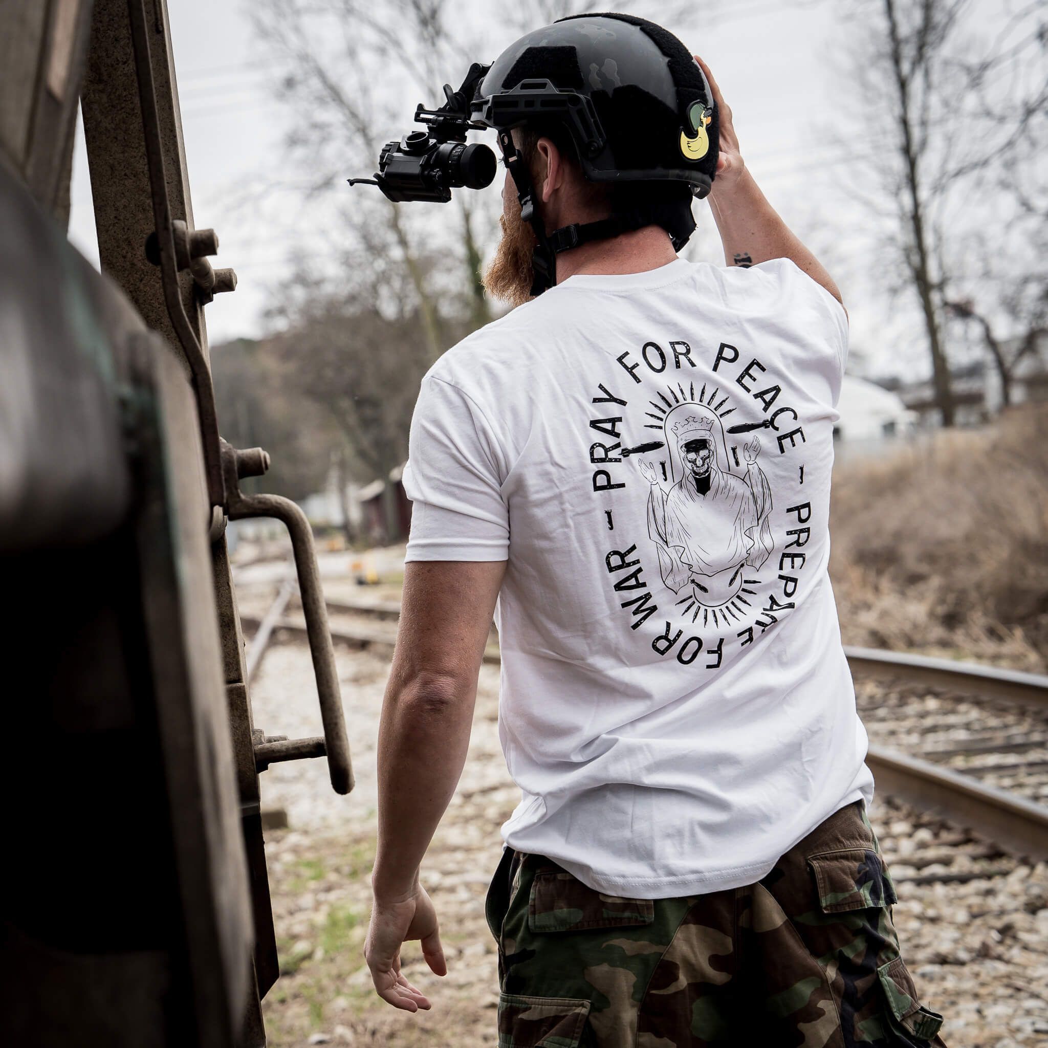 Bete Für Frieden. Bereite Dich Auf Krieg Vor. Herren T-Shirt