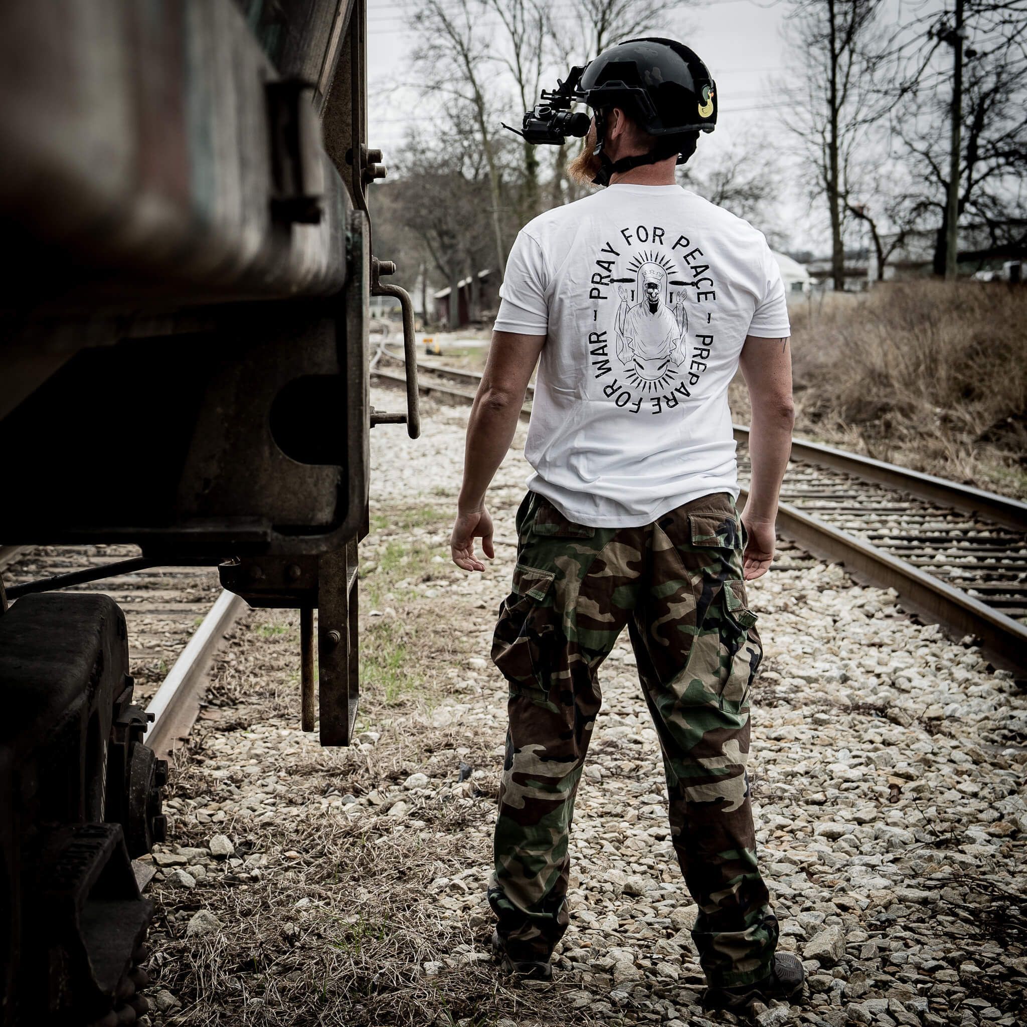 Bete Für Frieden. Bereite Dich Auf Krieg Vor. Herren T-Shirt