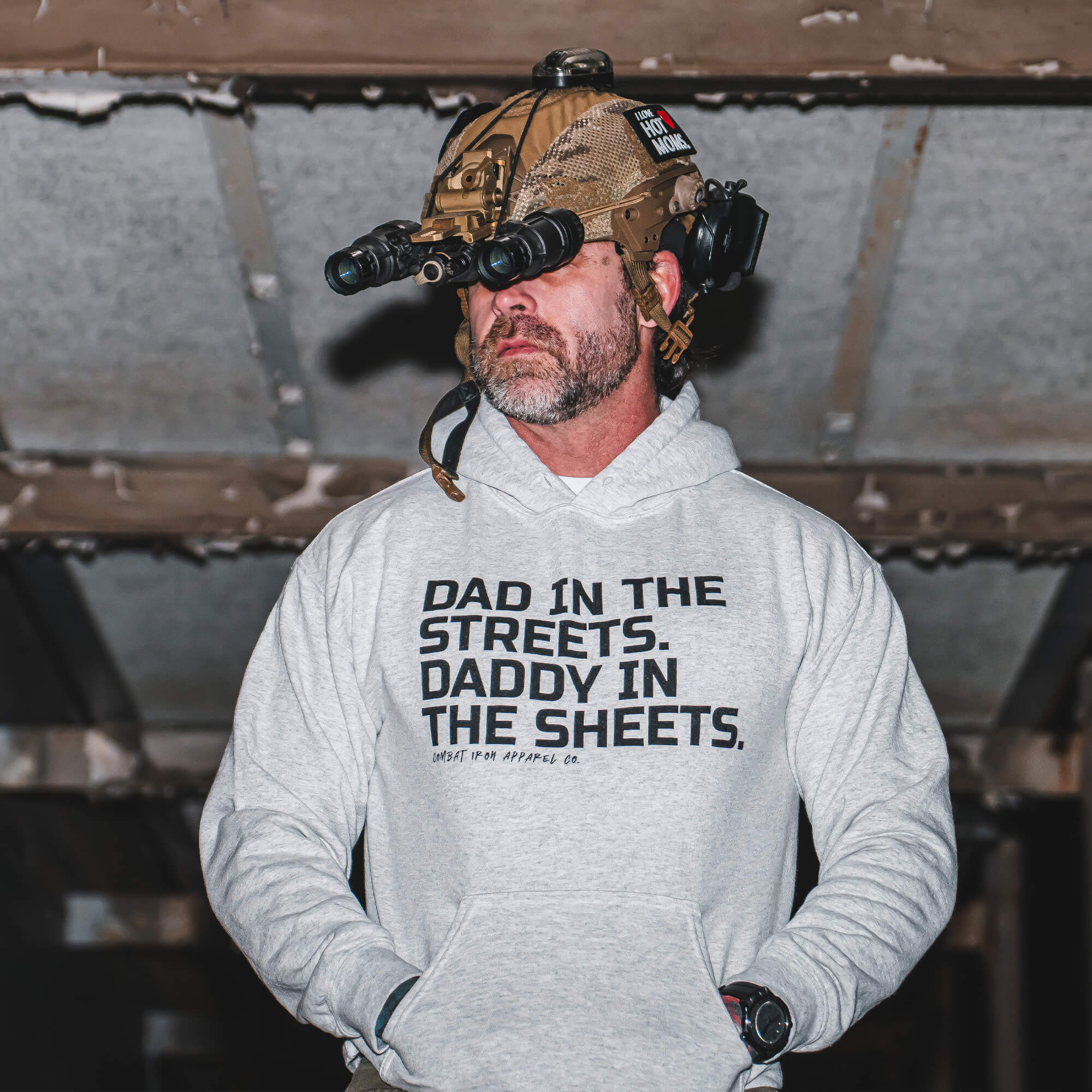 Im Alltag Papa. Im Bett Daddy. Herren Hoodie