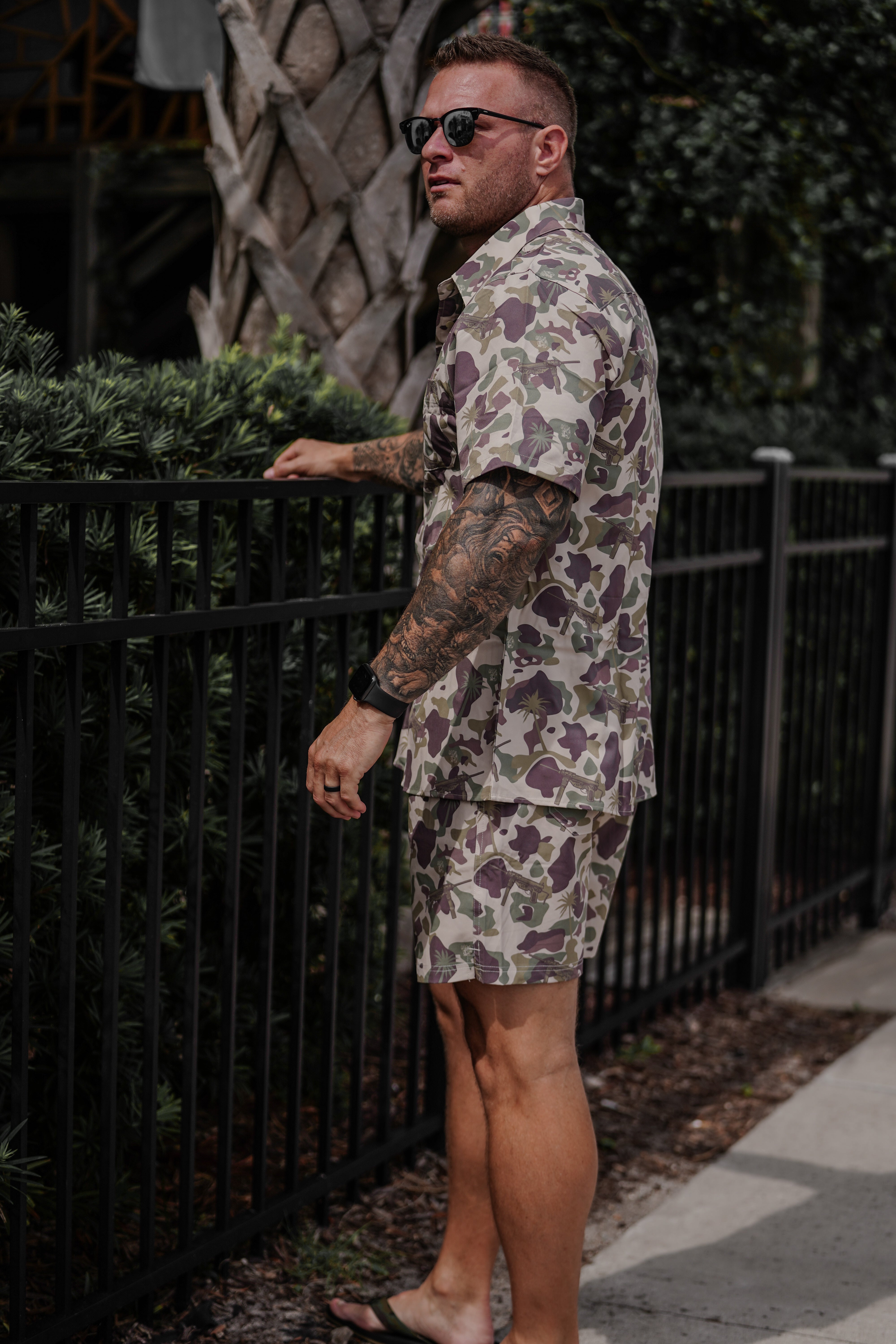 Camisa con botones de rana tropical
