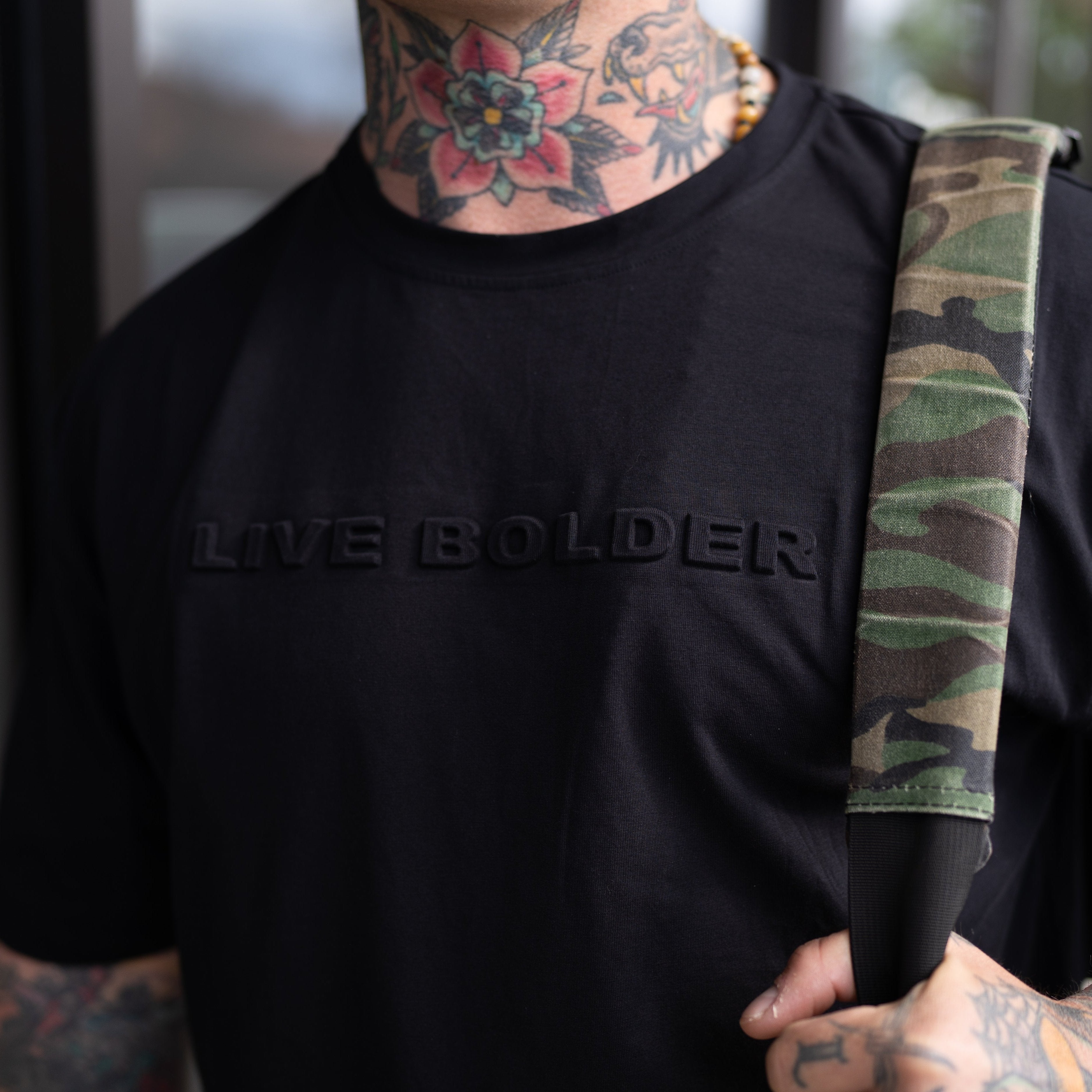 Camiseta cuadrada con escote en V y diseño de Live Bolder Pump Cover - Negra