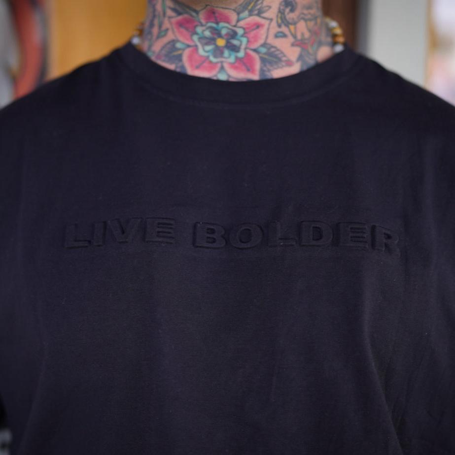 Camiseta cuadrada con escote en V y diseño de Live Bolder Pump Cover - Negra