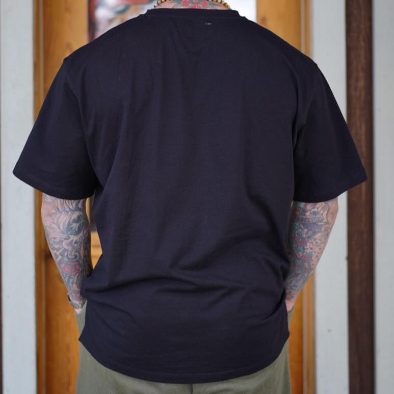 Camiseta cuadrada con escote en V y diseño de Live Bolder Pump Cover - Negra