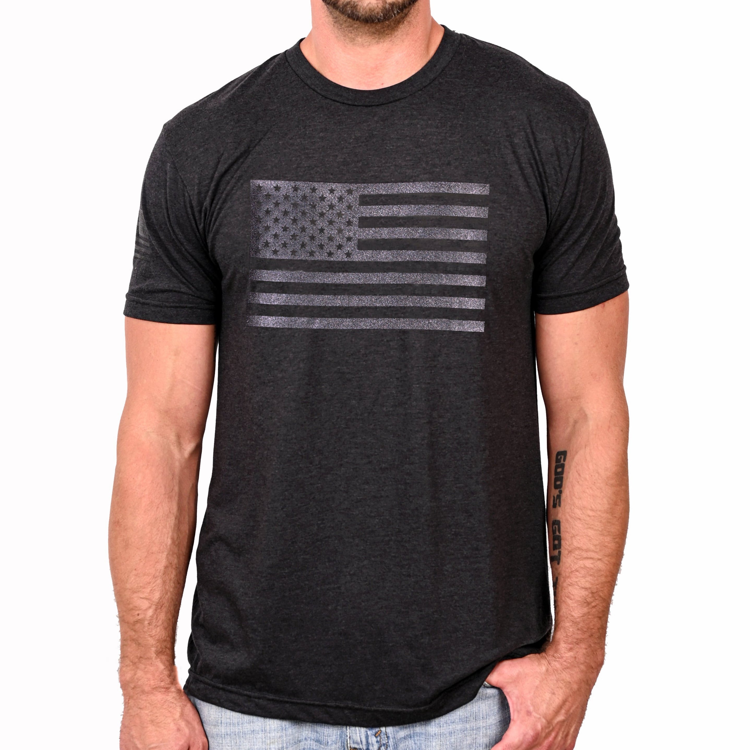 CAMISETA OSCURA CON BANDERA DE EE. UU.