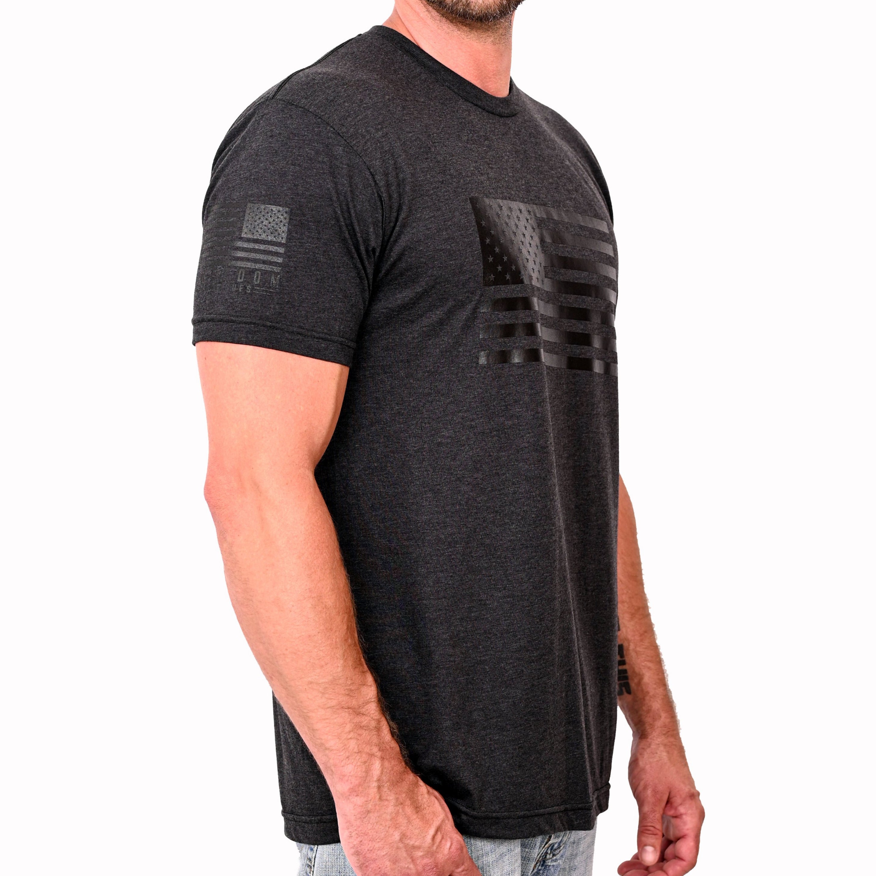 CAMISETA OSCURA CON BANDERA DE EE. UU.