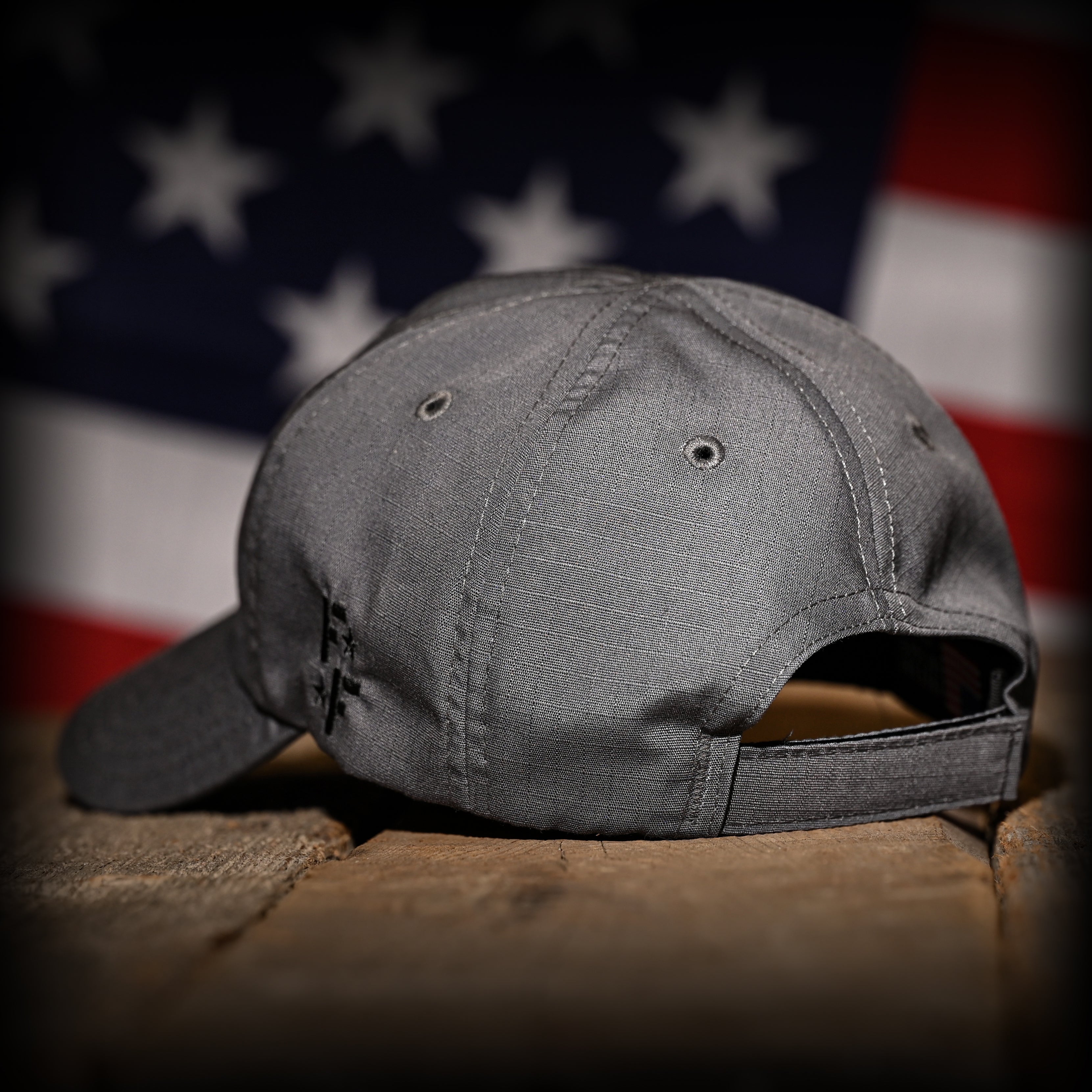 GORRA DE GAMA DE TELA RIPSTOP COMPLETA DE COLOR GRIS LOBO CON BANDERA DE EE. UU.