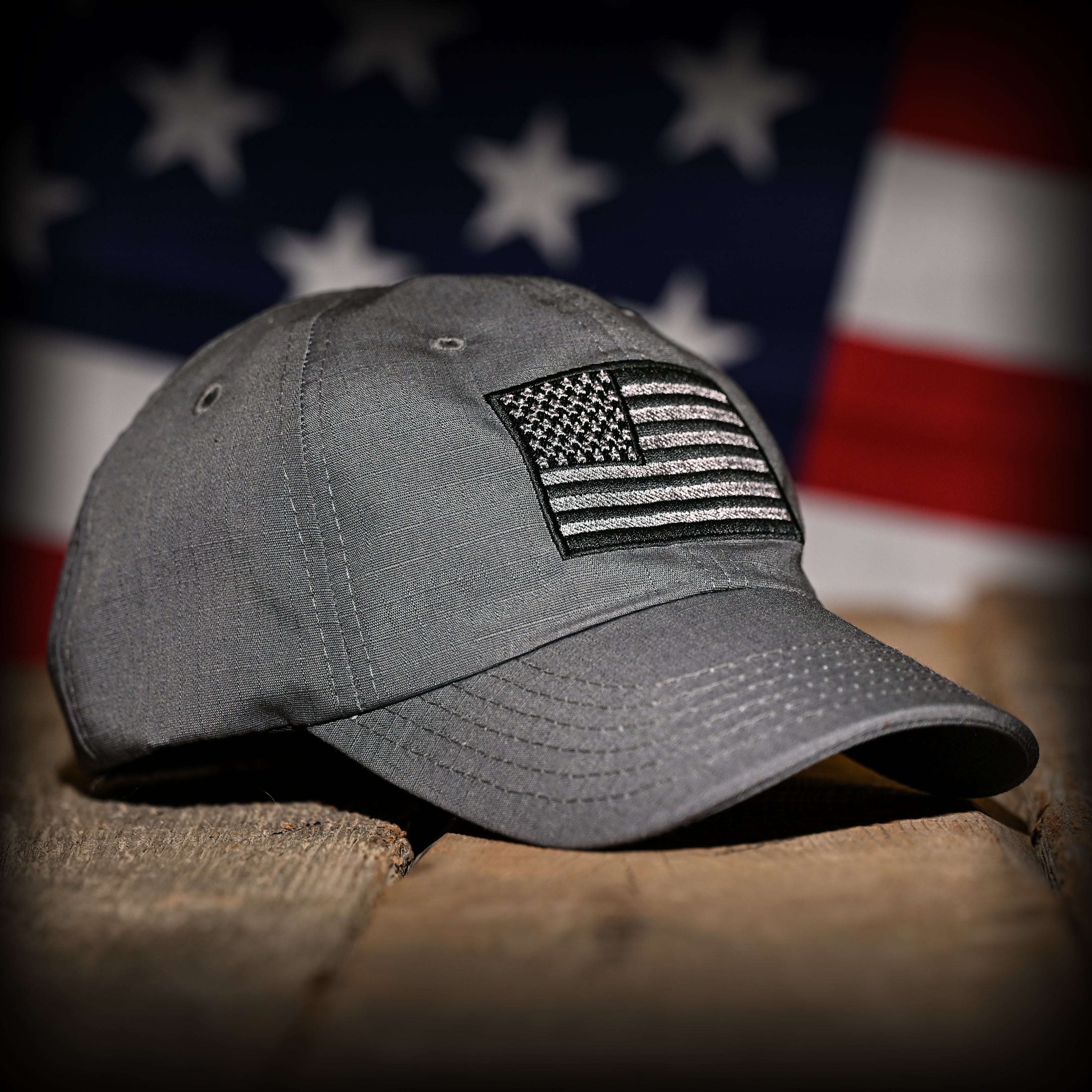GORRA DE GAMA DE TELA RIPSTOP COMPLETA DE COLOR GRIS LOBO CON BANDERA DE EE. UU.