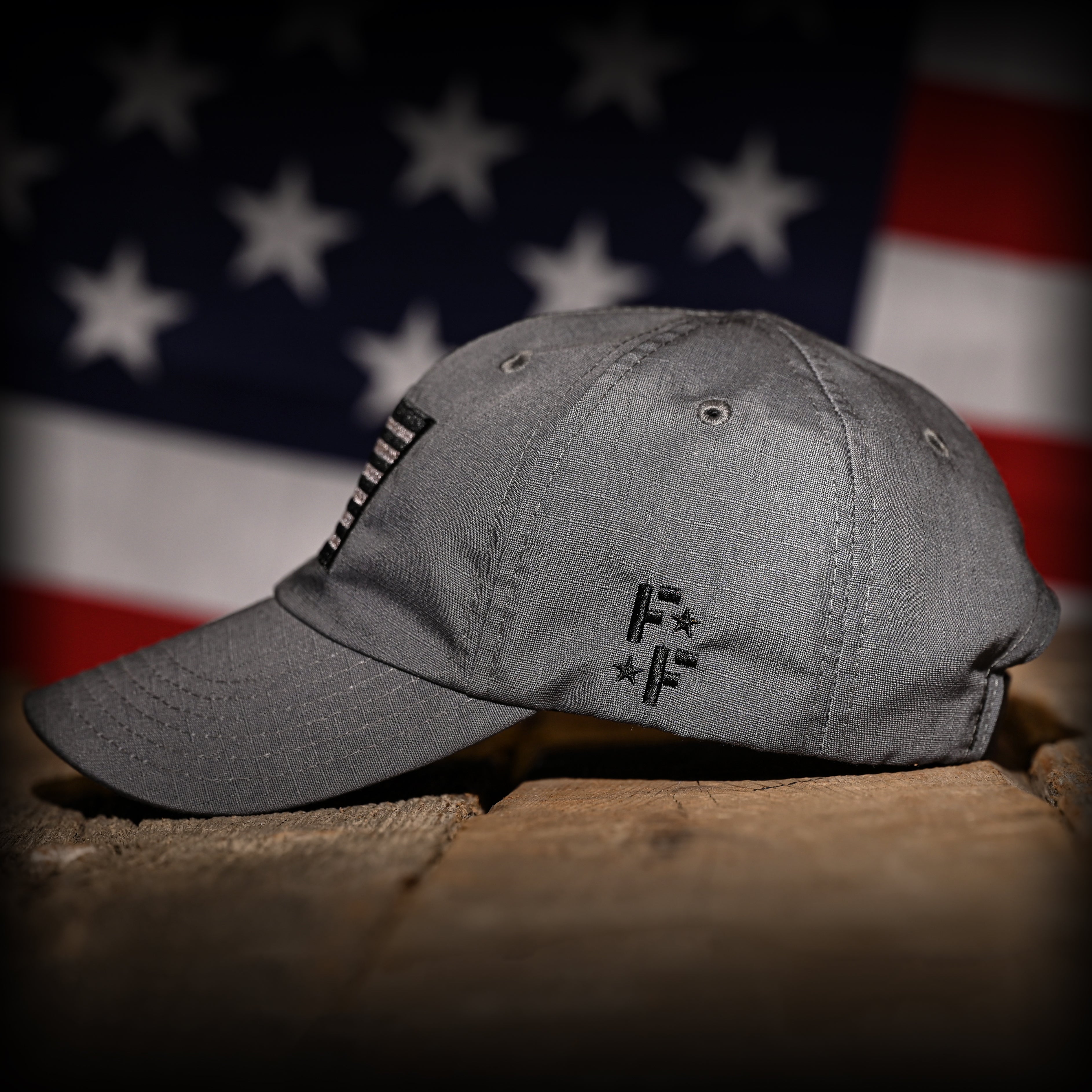 GORRA DE GAMA DE TELA RIPSTOP COMPLETA DE COLOR GRIS LOBO CON BANDERA DE EE. UU.
