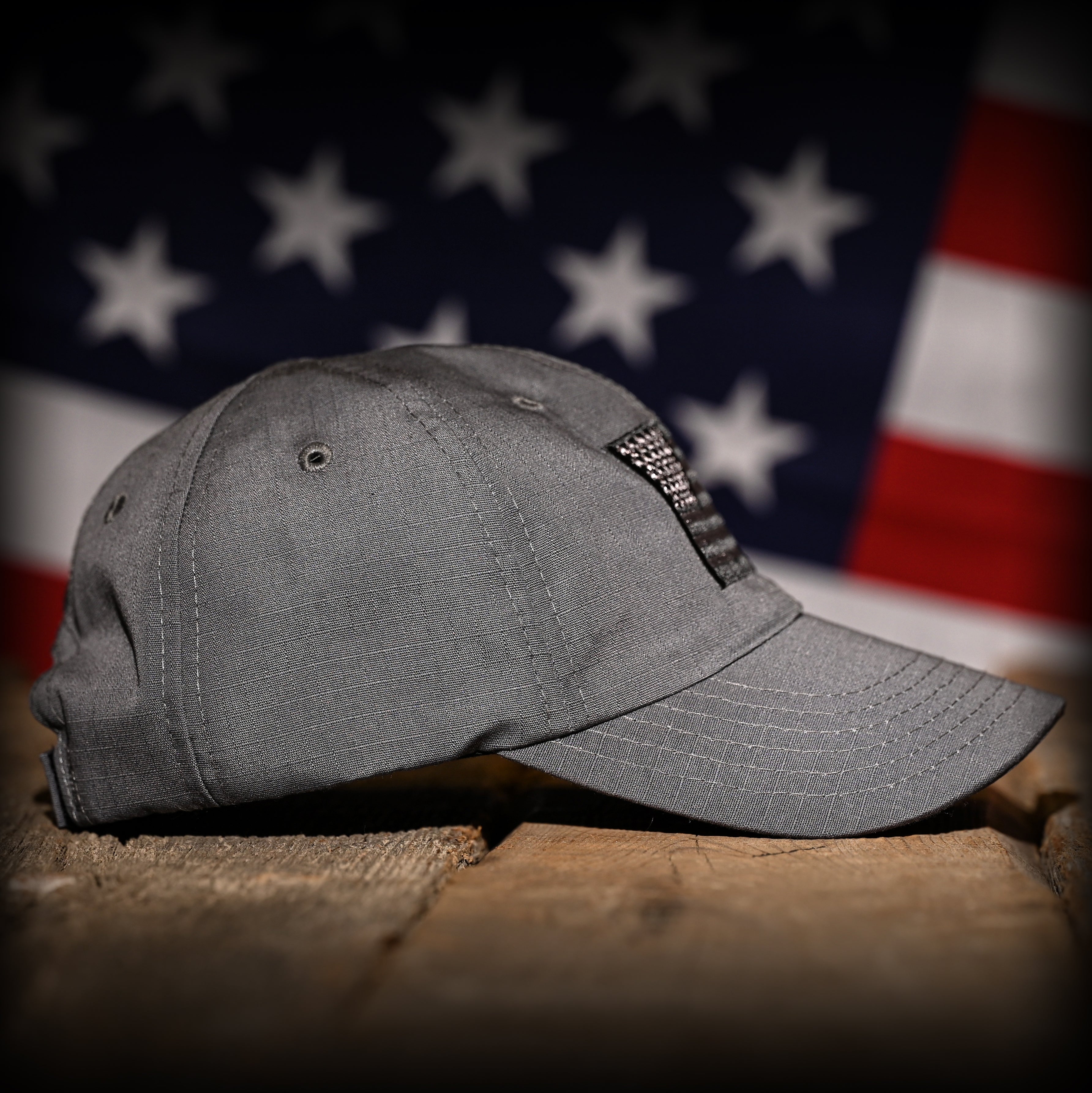 GORRA DE GAMA DE TELA RIPSTOP COMPLETA DE COLOR GRIS LOBO CON BANDERA DE EE. UU.