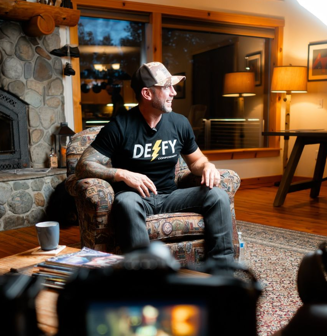 Camisa Bolt que desafía la conformidad