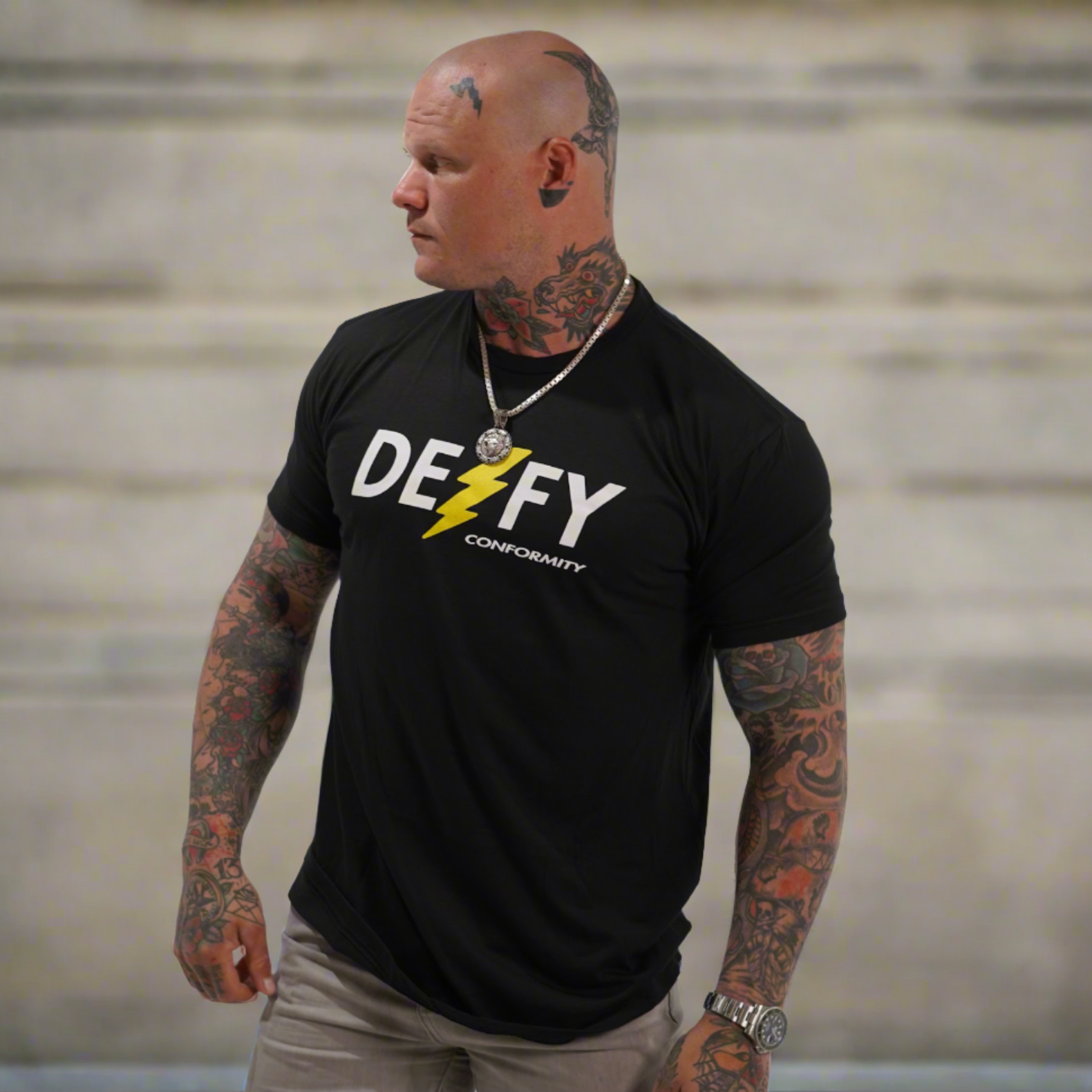 Camisa Bolt que desafía la conformidad