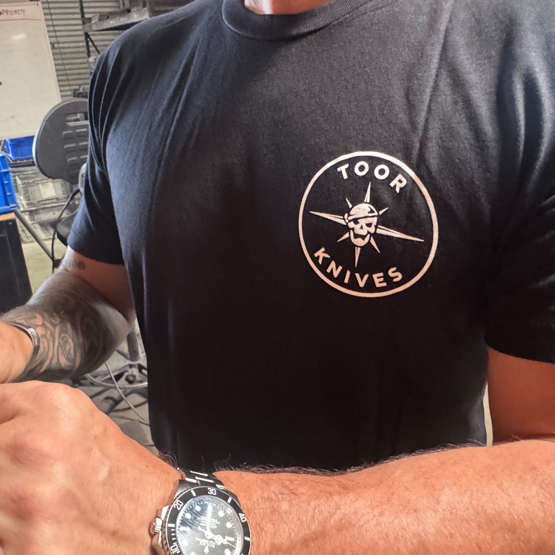 Das Toor Logo Tee – Schwarz/Weiß