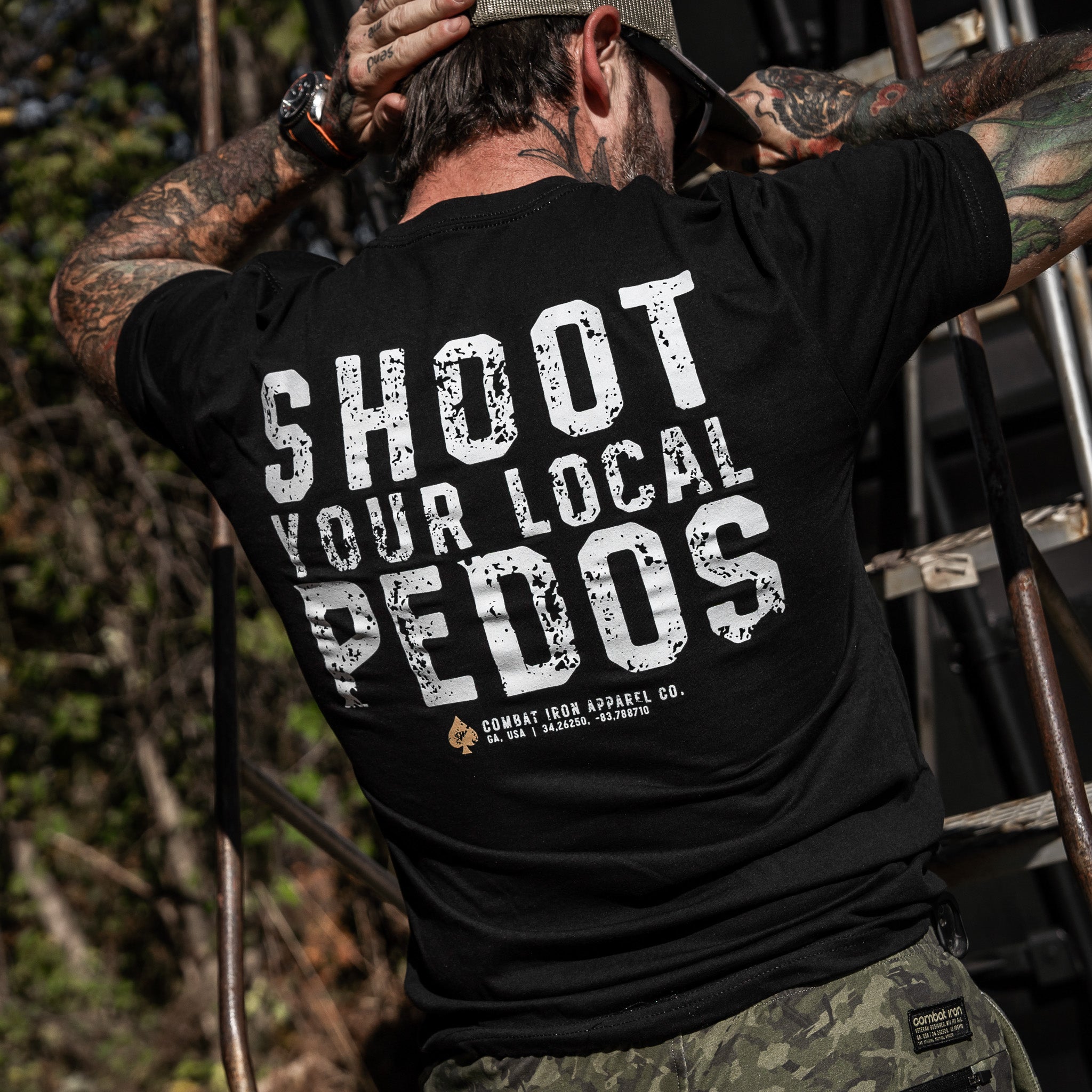 Erschießt eure lokalen Pädophilen Herren-T-Shirt