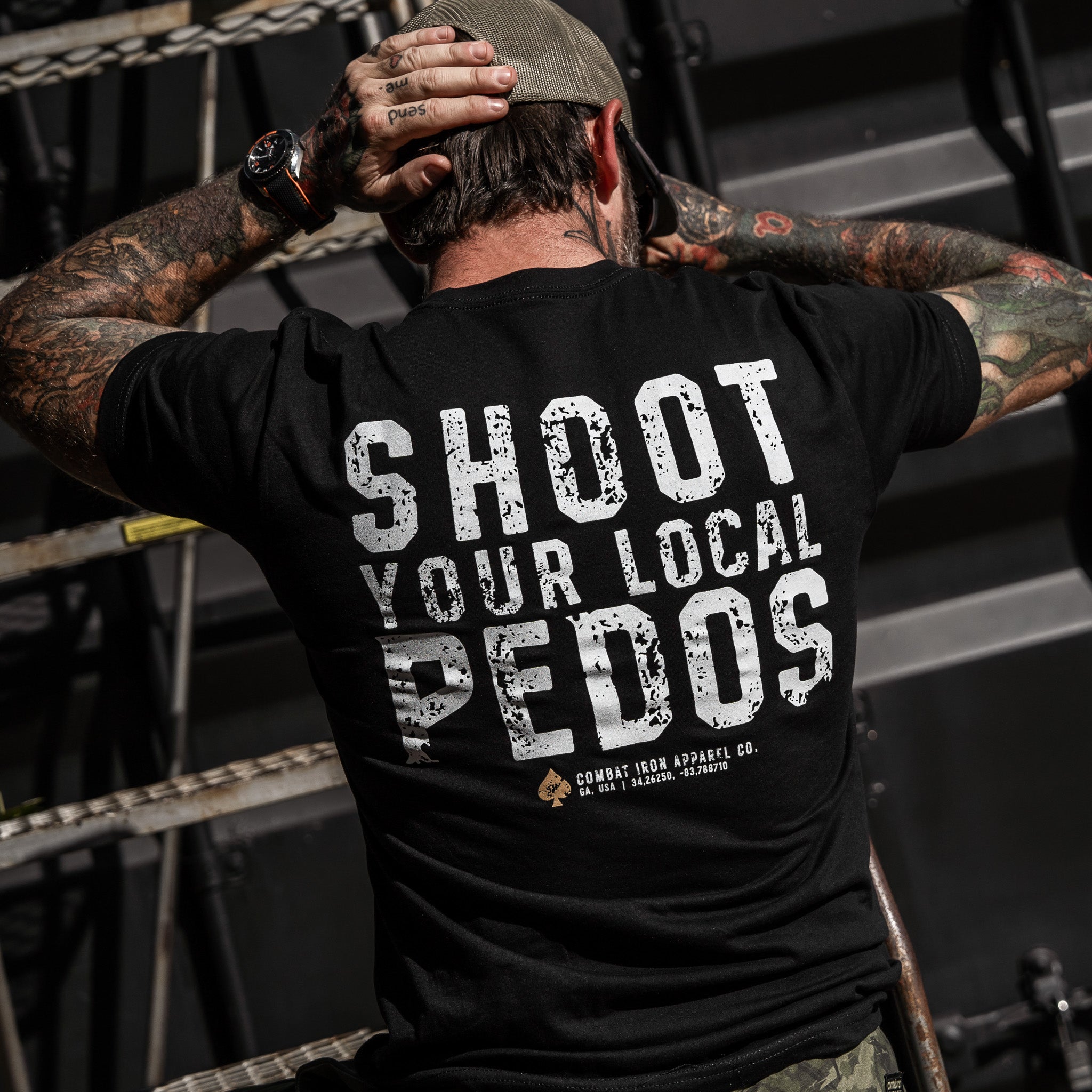 Erschießt eure lokalen Pädophilen Herren-T-Shirt
