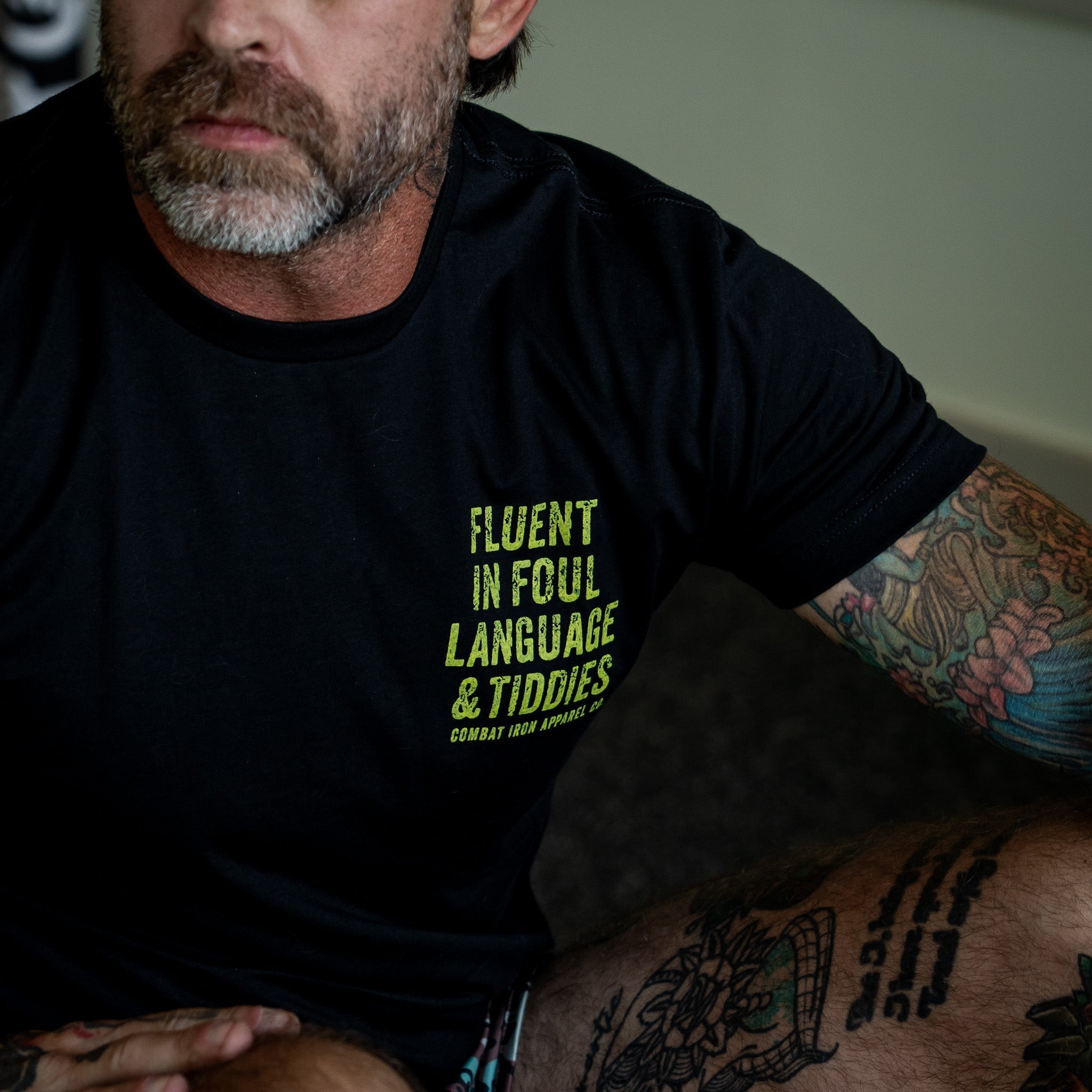 Beherrscht üble Sprache und Titten Herren T-Shirt