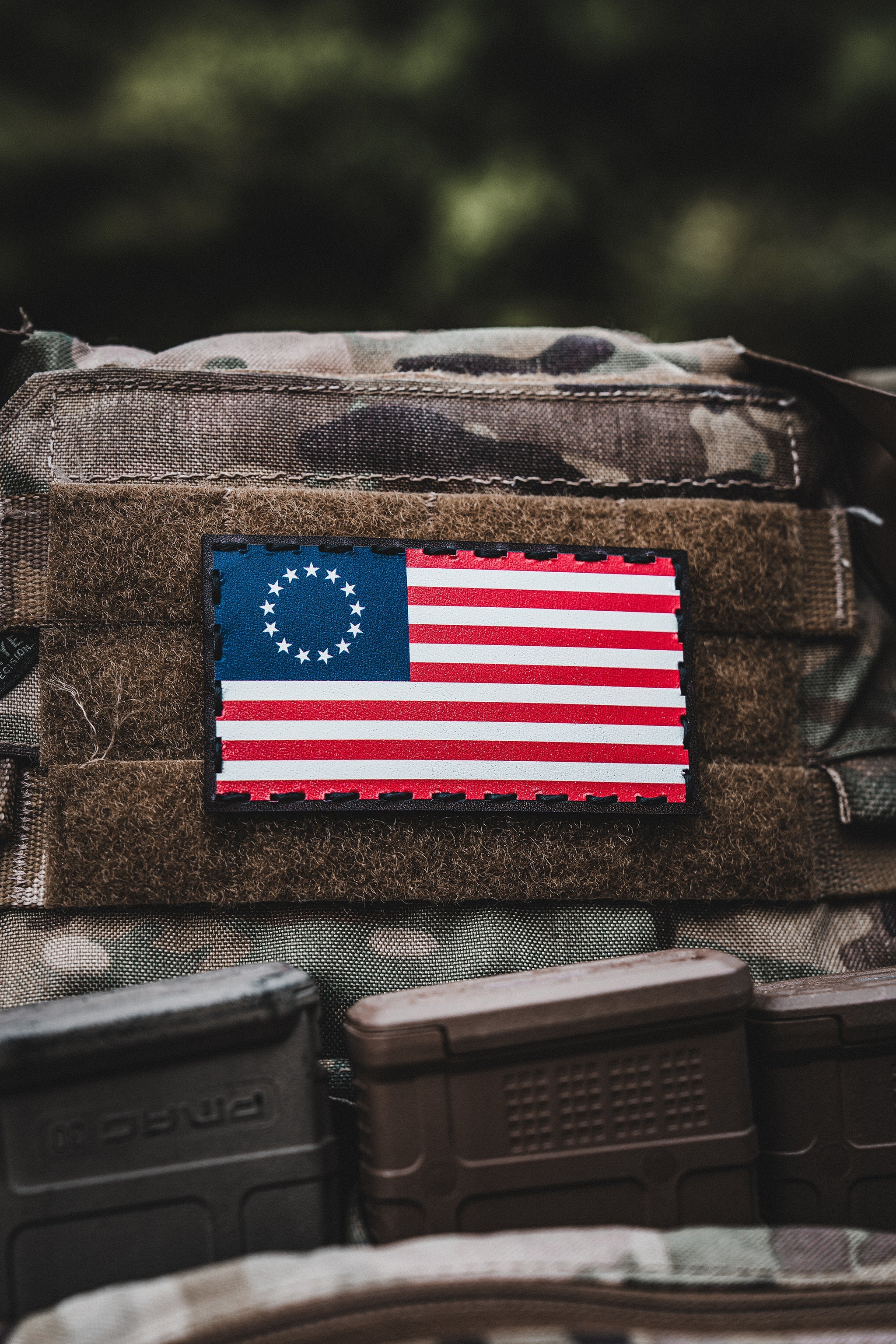 PARCHE DE CUERO CON BANDERA DE BETSY ROSS