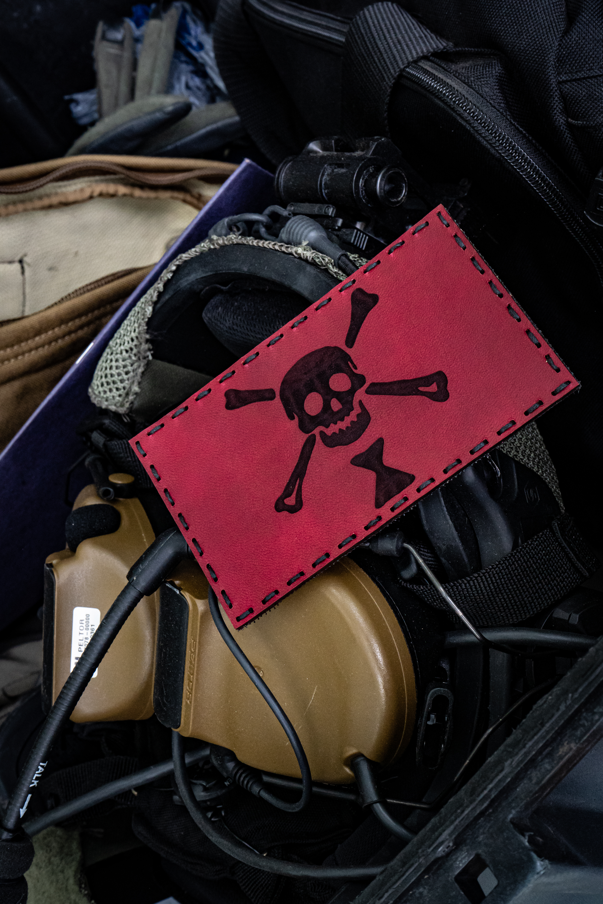 PARCHE DE CUERO CON BANDERA DE EMANUEL WYNN