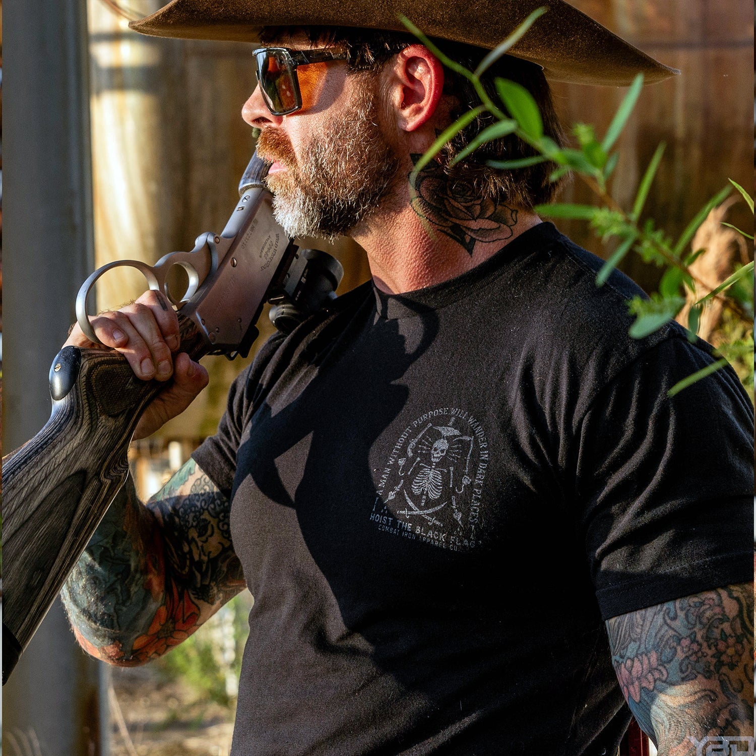 Hissen Sie die schwarze Flagge Totenkopf & Knochen Herren T-Shirt