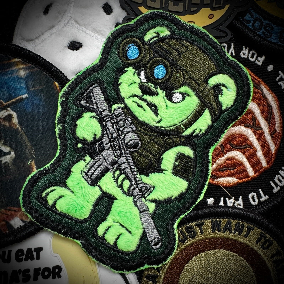 Night-Ops Bear – IDFC BEARS – 4" Flauschiger gestickter Aufnäher – Grün