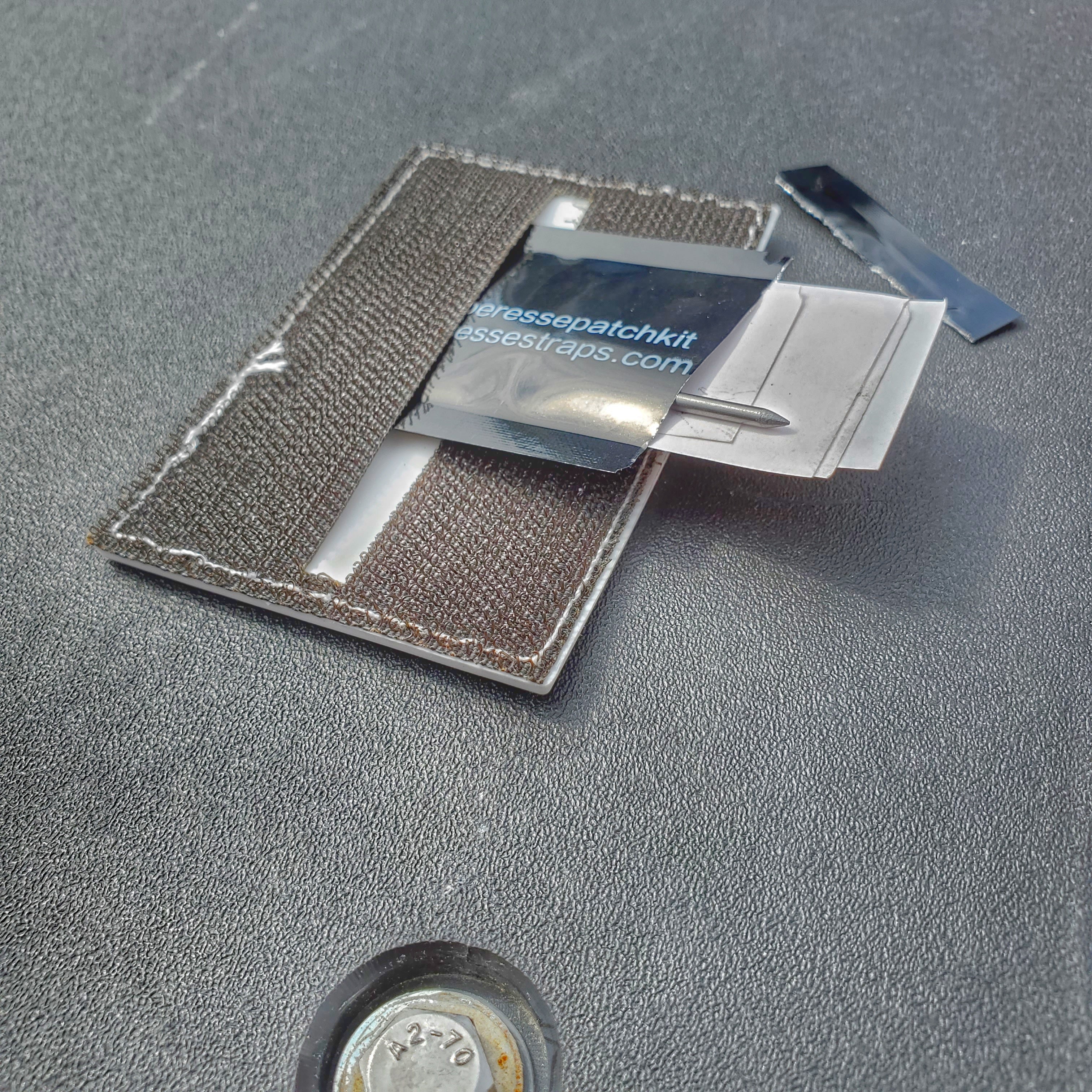 Note Patch Kit: Writable PVC surface for field notetaking with illuminated memo graph.