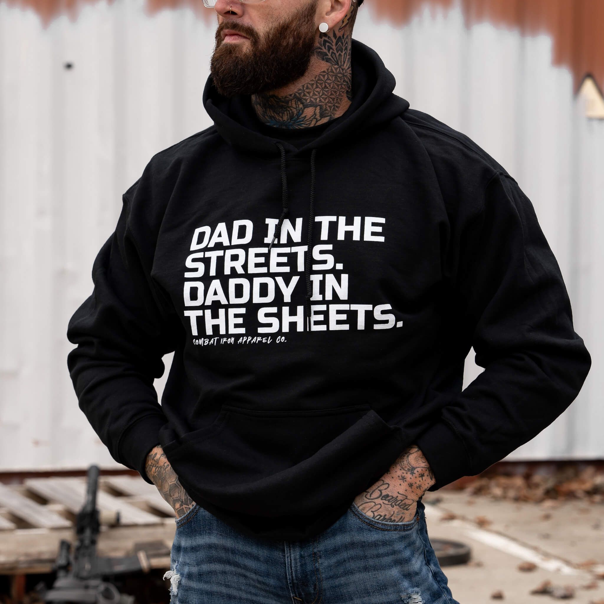 Im Alltag Papa. Im Bett Daddy. Herren Hoodie