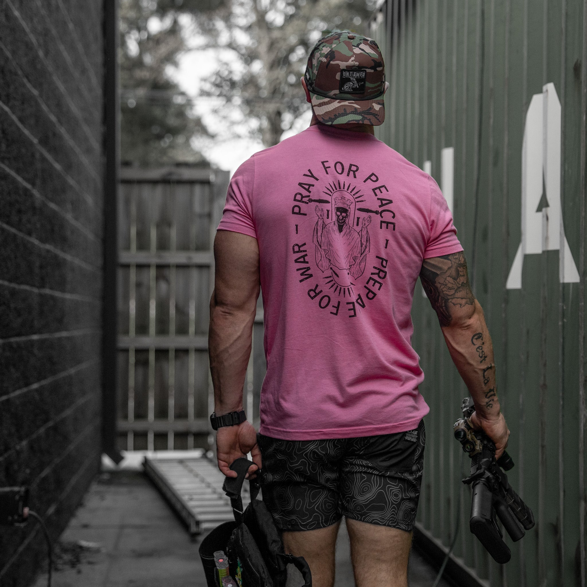 Bete Für Frieden. Bereite Dich Auf Krieg Vor. Herren T-Shirt