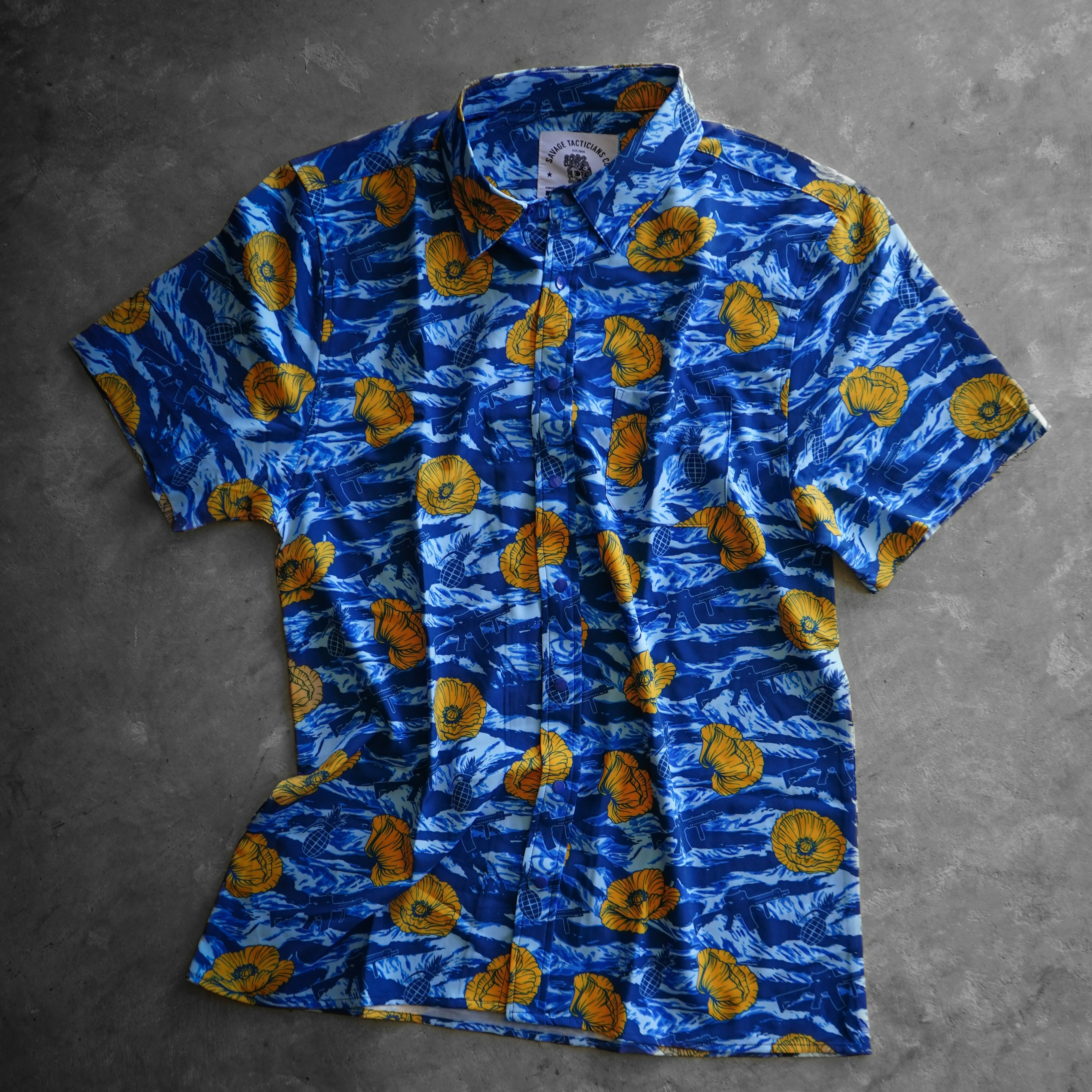 Camisa abotonada azul con rayas de tigre