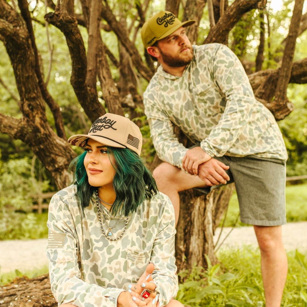 CAMISA DE SOL DE MANGA LARGA CON CAPUCHA Y ESTAMPADO CAMUFLAJE DE PATO