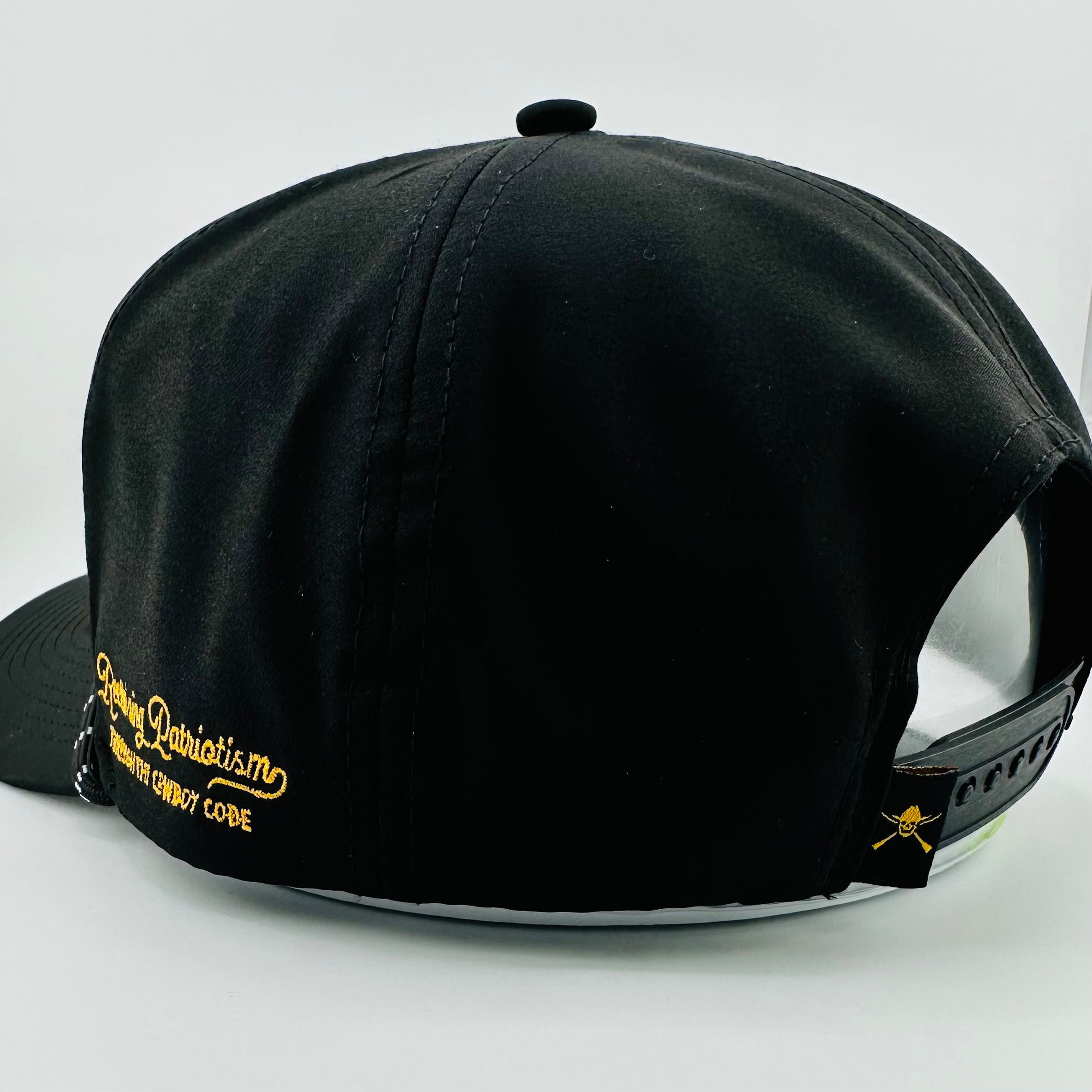 GORRA DE ALTO RENDIMIENTO NEGRA Y DORADA “LIGHTNING”