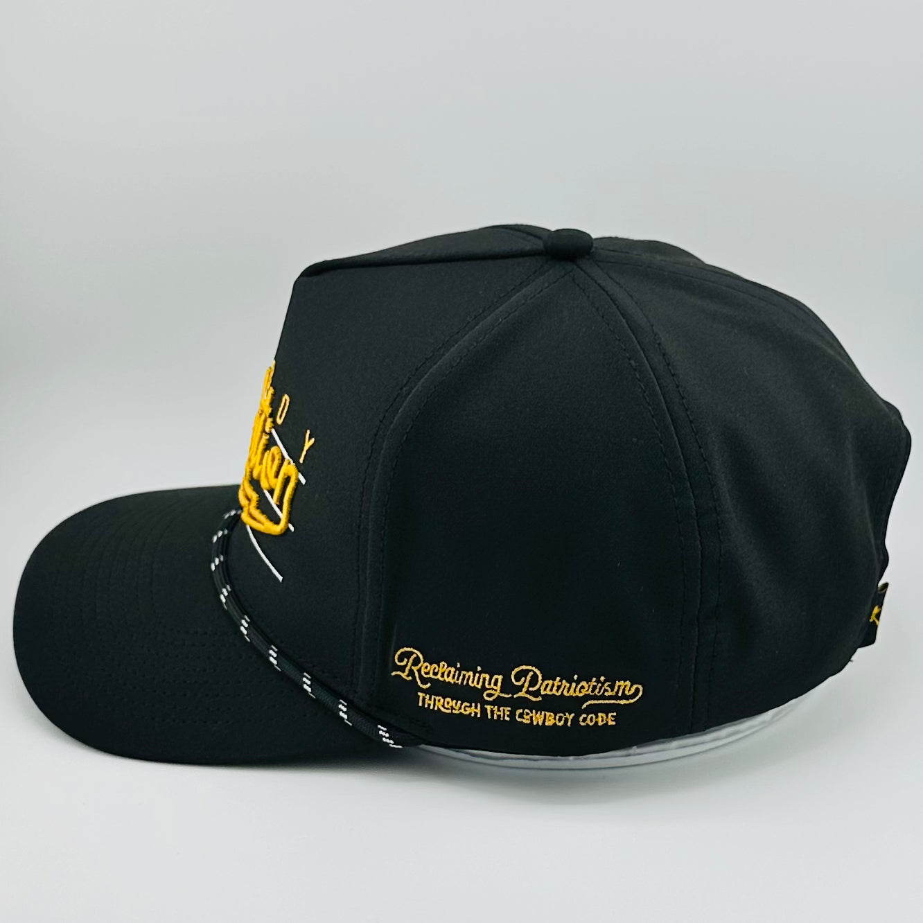 GORRA DE ALTO RENDIMIENTO NEGRA Y DORADA “LIGHTNING”