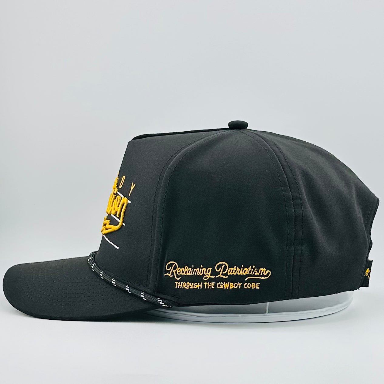 GORRA DE ALTO RENDIMIENTO NEGRA Y DORADA “LIGHTNING”