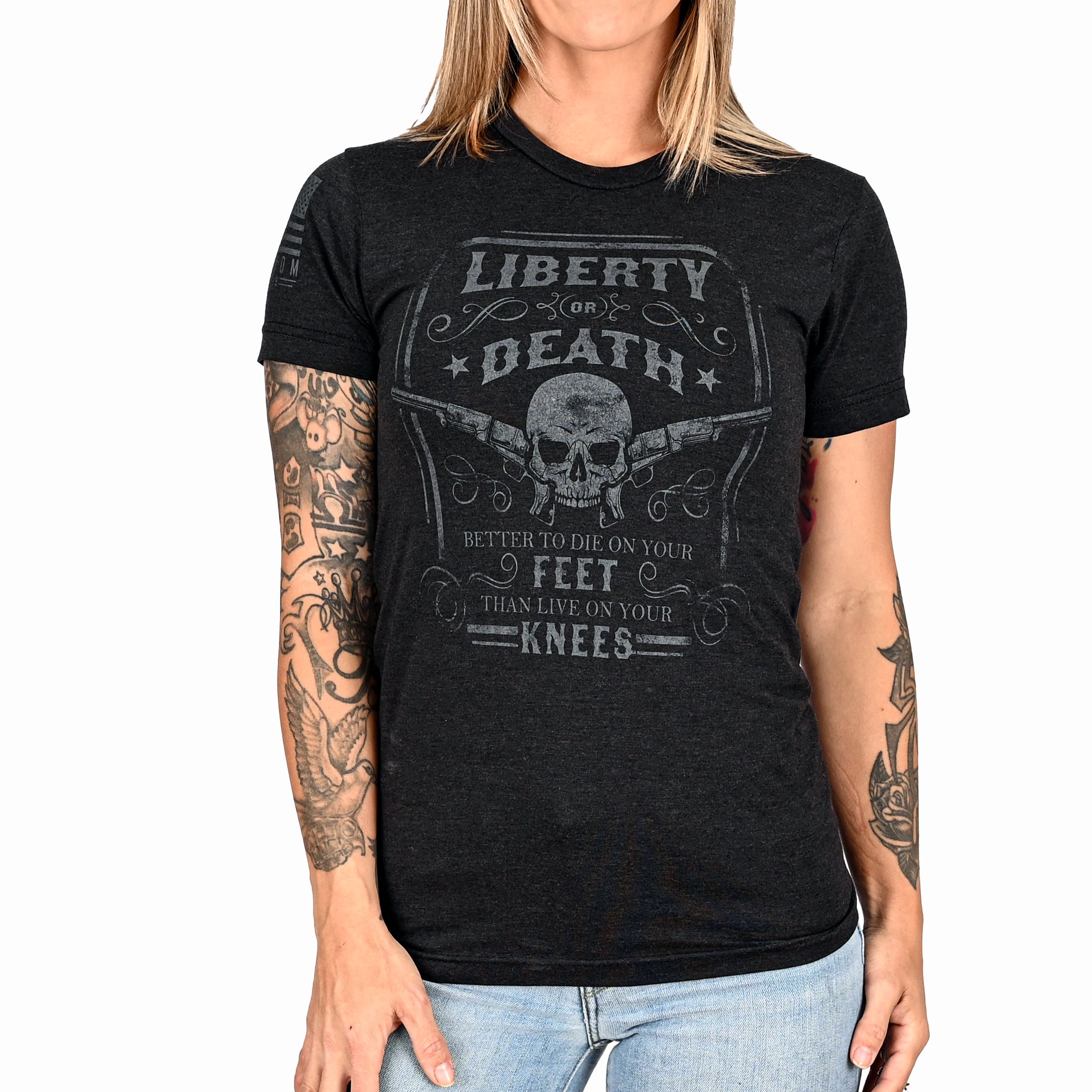 Camiseta patriótica de corte boyfriend para mujer con la frase Libertad o muerte (negro sobre negro)