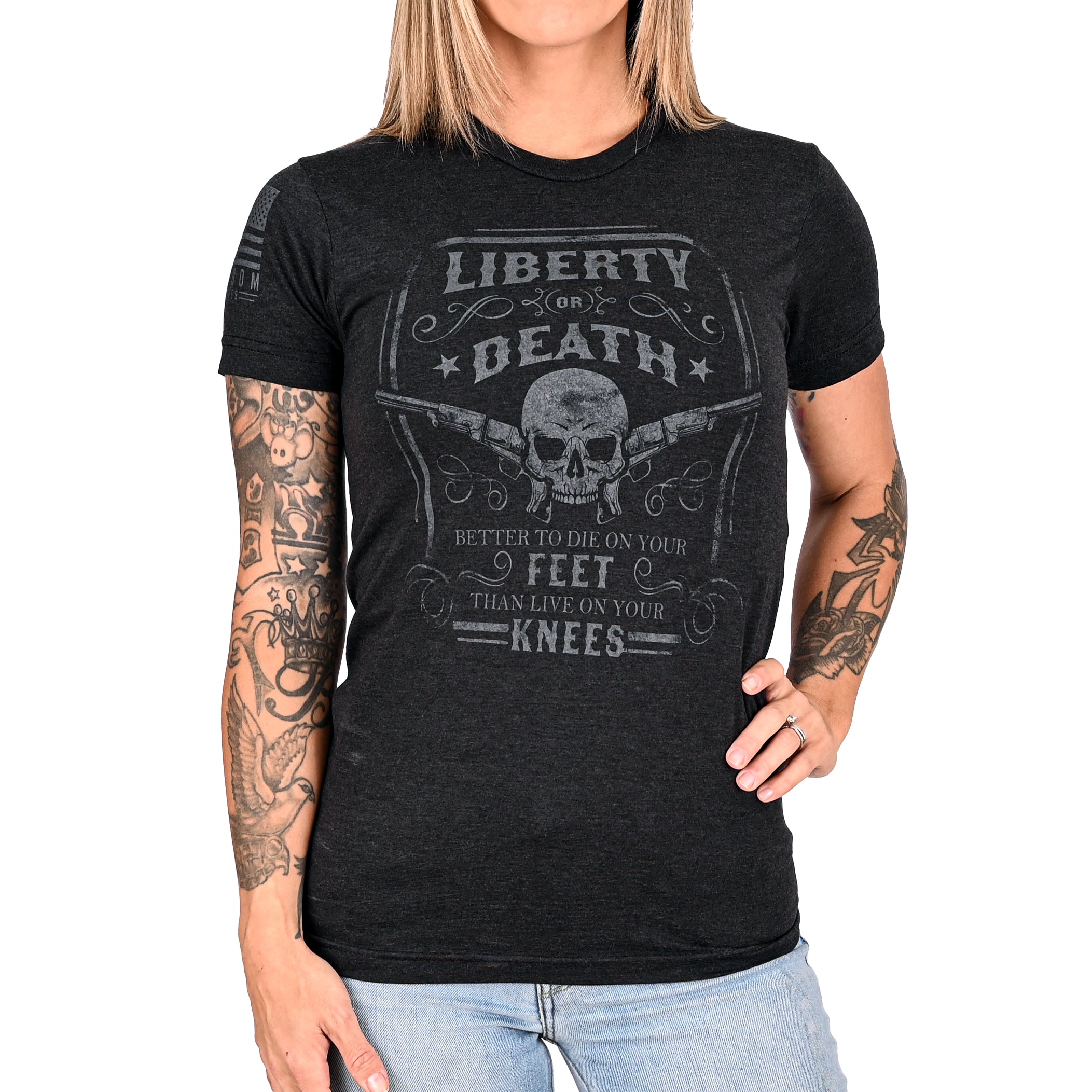 Camiseta patriótica de corte boyfriend para mujer con la frase Libertad o muerte (negro sobre negro)