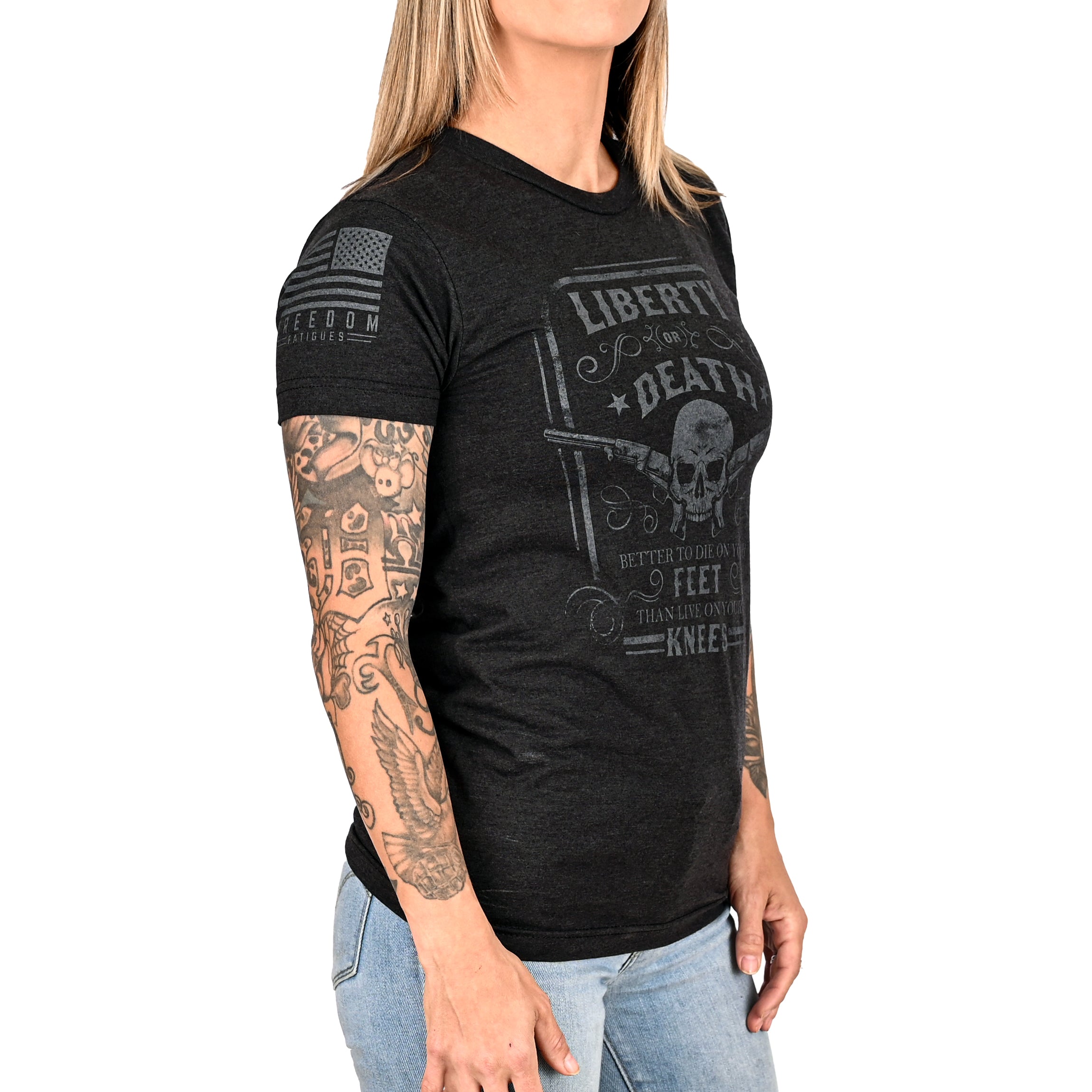 Camiseta patriótica de corte boyfriend para mujer con la frase Libertad o muerte (negro sobre negro)