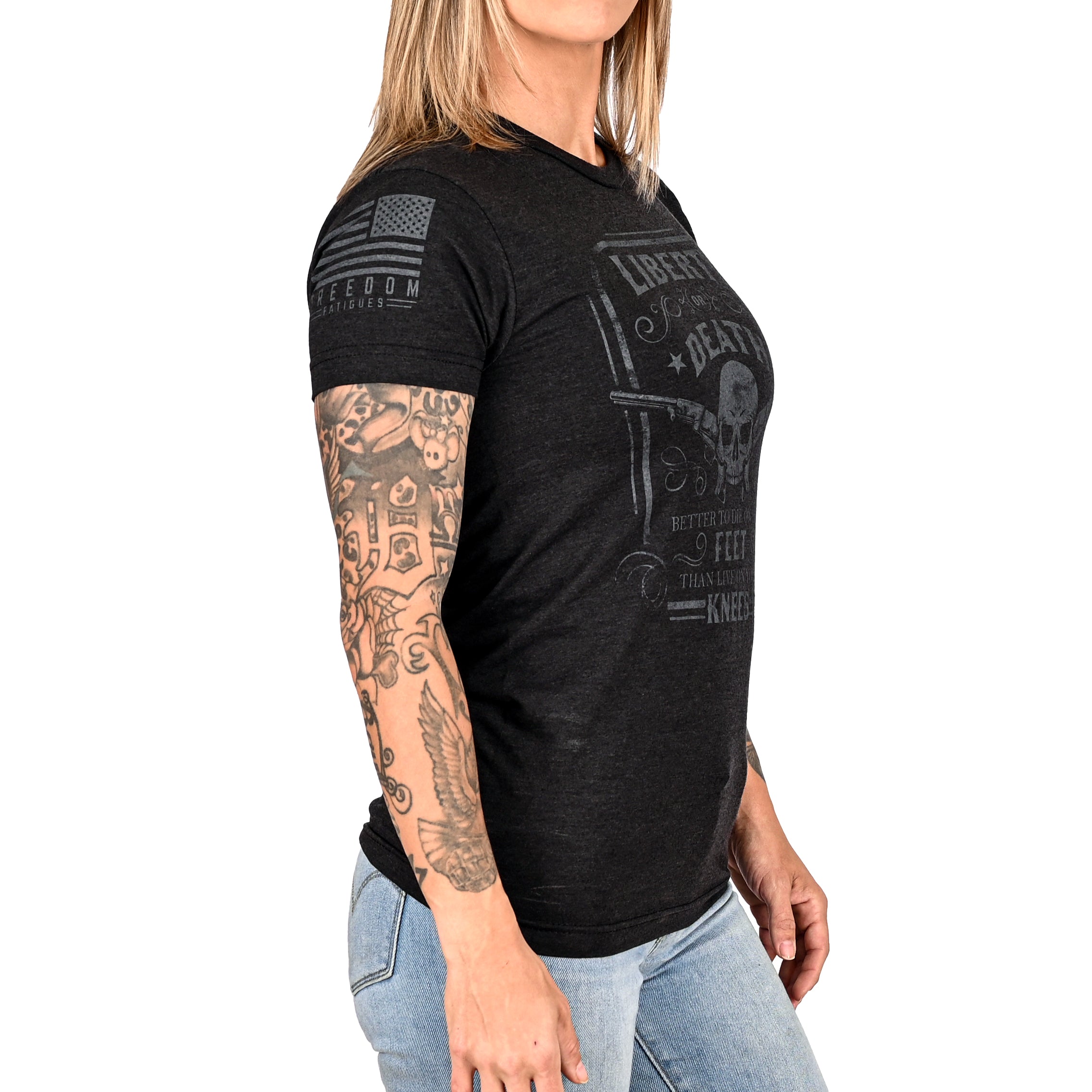 Camiseta patriótica de corte boyfriend para mujer con la frase Libertad o muerte (negro sobre negro)