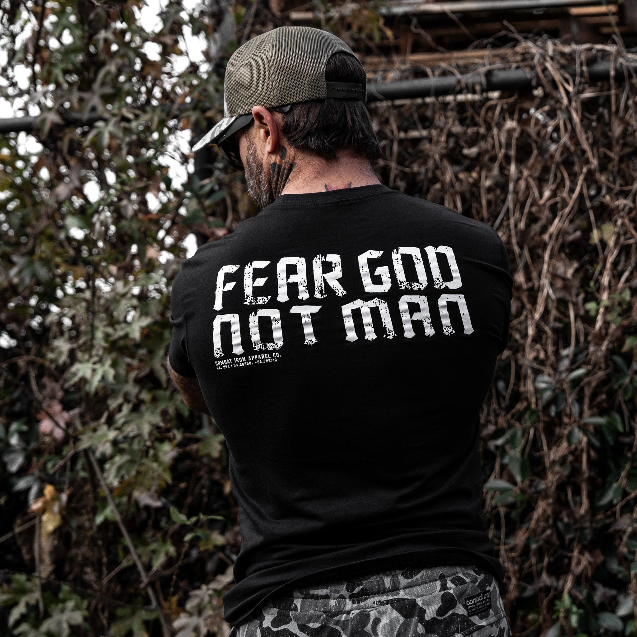 Fürchte Gott, nicht Menschen Herren T-Shirt