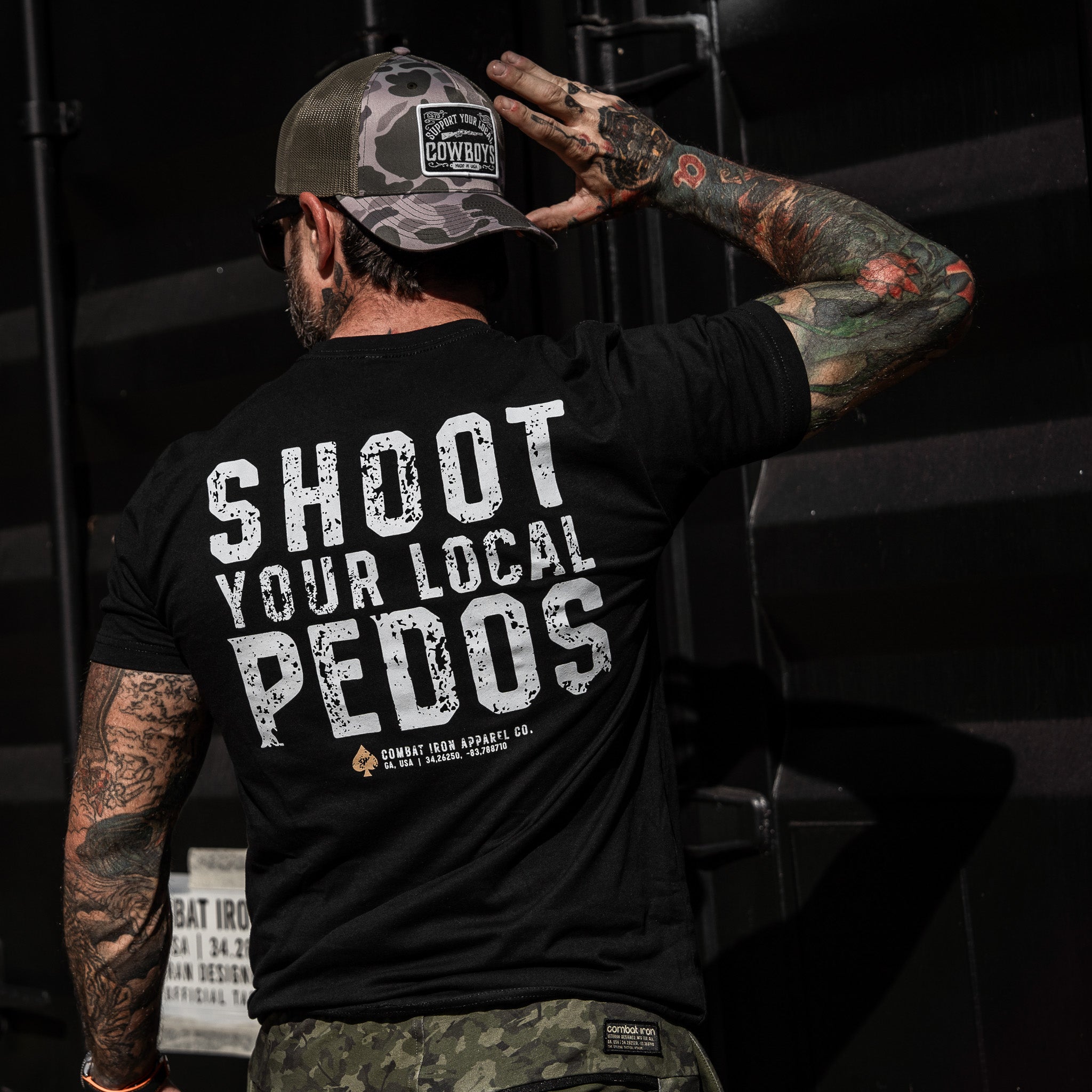 Erschießt eure lokalen Pädophilen Herren-T-Shirt