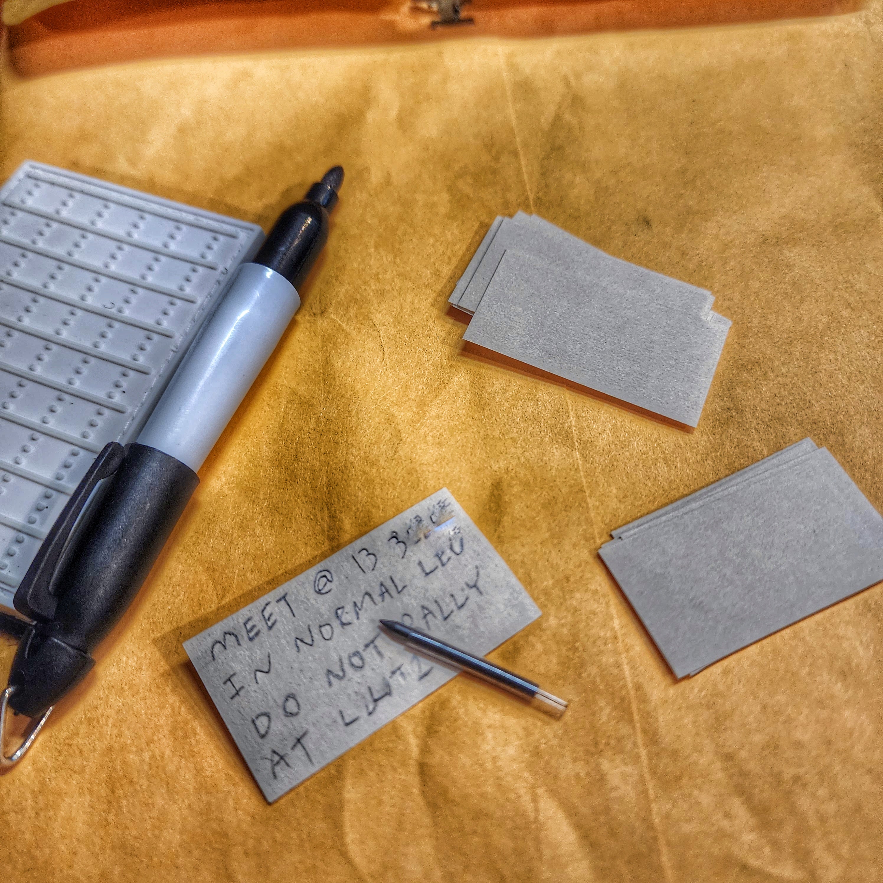 Note Patch Kit: Writable PVC surface for field notetaking with illuminated memo graph.