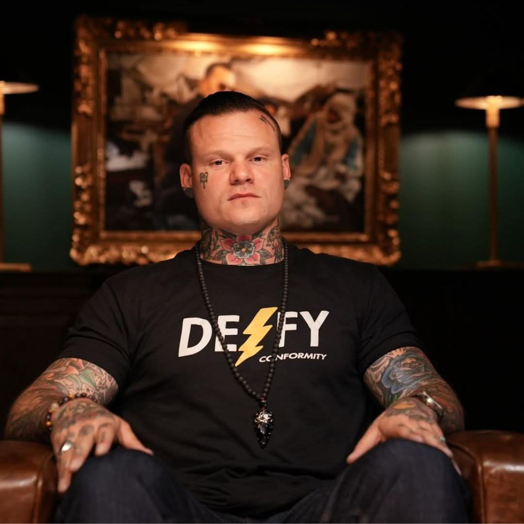 DEFY CONFORMITY BOLT TEE