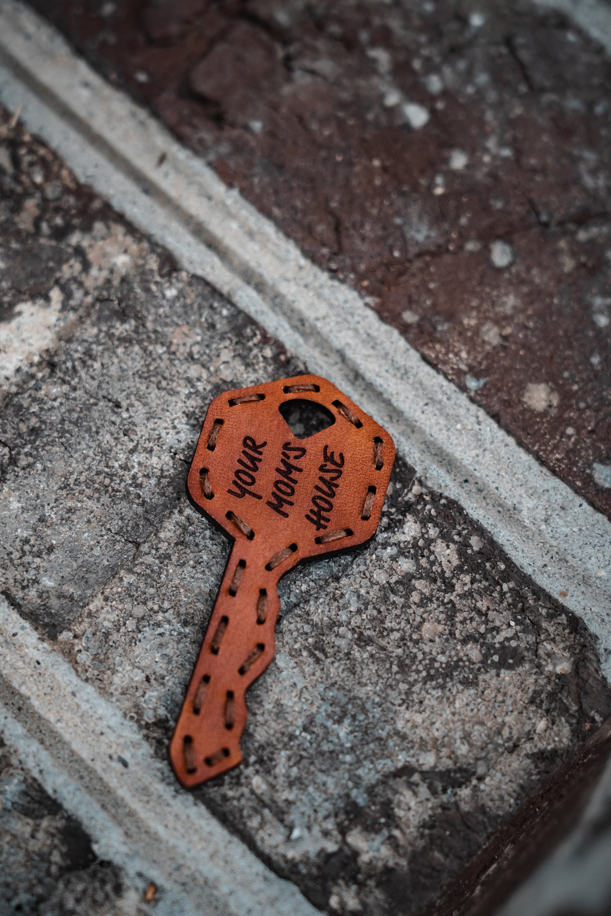 PARCHE DE CUERO CON LA LLAVE DE LA CASA DE TU MAMÁ